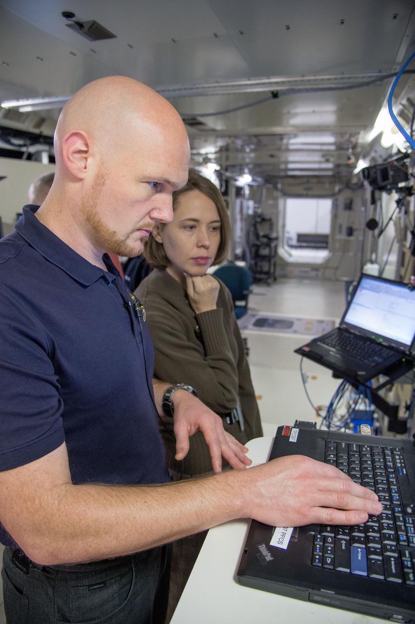 Date: 12-06-13 Location: Bldg 5, SSTF Subject: Expedition 40 crew members Steve Swanson, Greg Wiseman and Alexander Gerst during EPS MAJOR CASE B training in SSTF with instructor Jessica Newman Photographer: James Blair