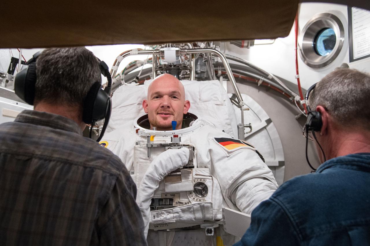Date: 12-10-13 Location: Bldg7, SSATA Subject: SSATA EMU crew training and certification for Expedition 40/41 ESA astronaut Alexander Gerst - DRY RUN Photographer: James Blair/NASA