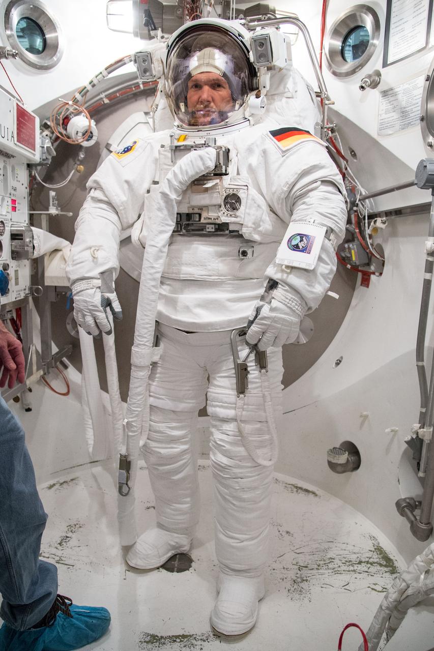 Date: 12-10-13 Location: Bldg7, SSATA Subject: SSATA EMU crew training and certification for Expedition 40/41 ESA astronaut Alexander Gerst - DRY RUN Photographer: James Blair/NASA