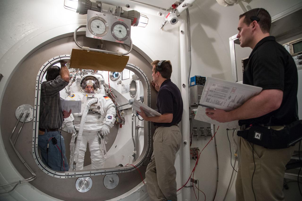Date: 12-10-13 Location: Bldg7, SSATA Subject: SSATA EMU crew training and certification for Expedition 40/41 ESA astronaut Alexander Gerst - DRY RUN Photographer: James Blair/NASA