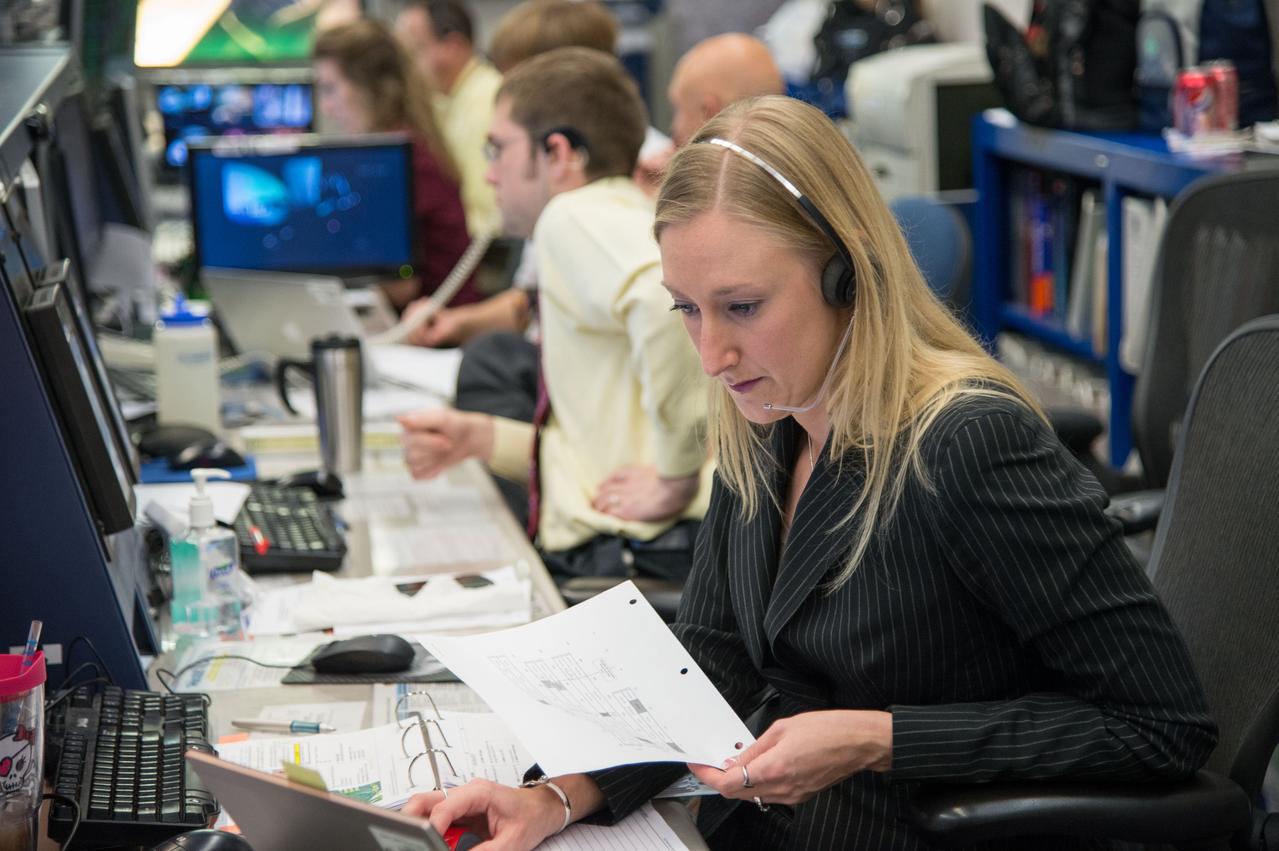 Photo Date: 12/21/2013 Location: Bldg. 30 - FCR-1 (30M/231 Subject: ISS Flight Controllers during Expedition 38's 1st Spacewalk to repair a faulty ISS Coolant pump with Astronauts Rick Mastracchio and Mike Hopkins. Flight Director: Dina Contella, Capcom's Doug Wheelock, Aki Hoshide, and Lead U.S. Spacewalk Officer Allison Bolinger.  Photographer: Robert Markowitz