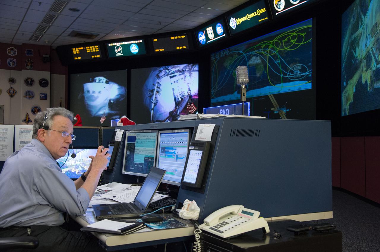 DATE: 12-24-13 LOCATION:   Bldg. 30 - FCR-1 (30M/231)  SUBJECT: ISS Flight Controllers during Expedition 38's 2nd Spacewalk to repair a faulty ISS Coolant pump with Astronauts Rick Mastracchio and Mike Hopkins. Flight Director: Dina Contella, Capcom's Doug Wheelock, Aki Hoshide, and Lead U.S. Spacewalk Officer Allison Bolinger. PHOTOGRAPHER: Lauren Harnett