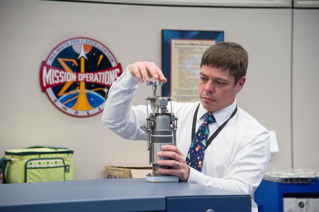 DATE: 12-24-13 LOCATION:   Bldg. 30 - FCR-1 (30M/231)  SUBJECT: ISS Flight Controllers during Expedition 38's 2nd Spacewalk to repair a faulty ISS Coolant pump with Astronauts Rick Mastracchio and Mike Hopkins. Flight Director: Dina Contella, Capcom's Doug Wheelock, Aki Hoshide, and Lead U.S. Spacewalk Officer Allison Bolinger. PHOTOGRAPHER: Lauren Harnett