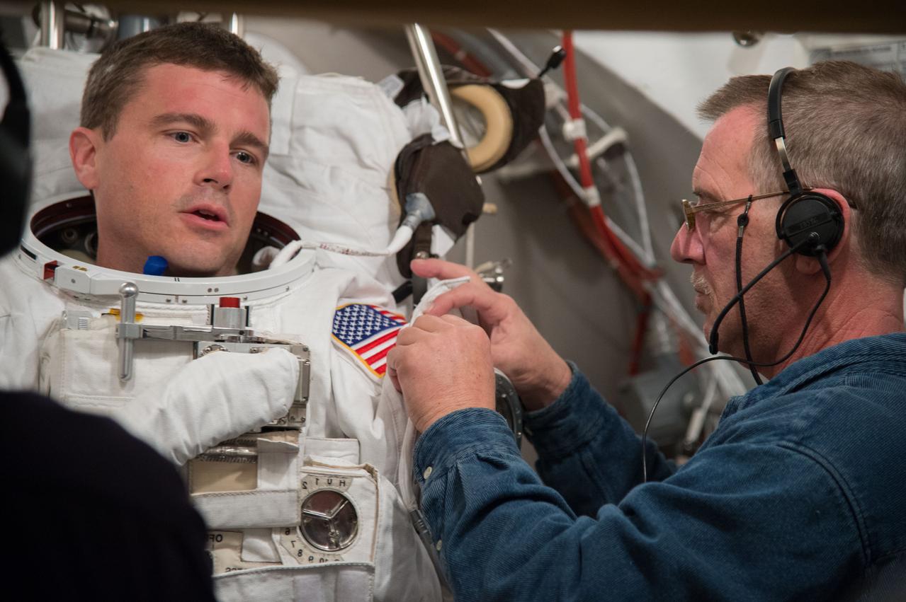 PHOTO DATE: 01-09-14 LOCATION: Bldg. 7 - SSATA Chamber SUBJECT: SSATA crew training and certification for Increment 40 astronaut Greg Wiseman with astronaut Barry Wilmore assisting. PHOTOGRAPHER: BILL STAFFORD