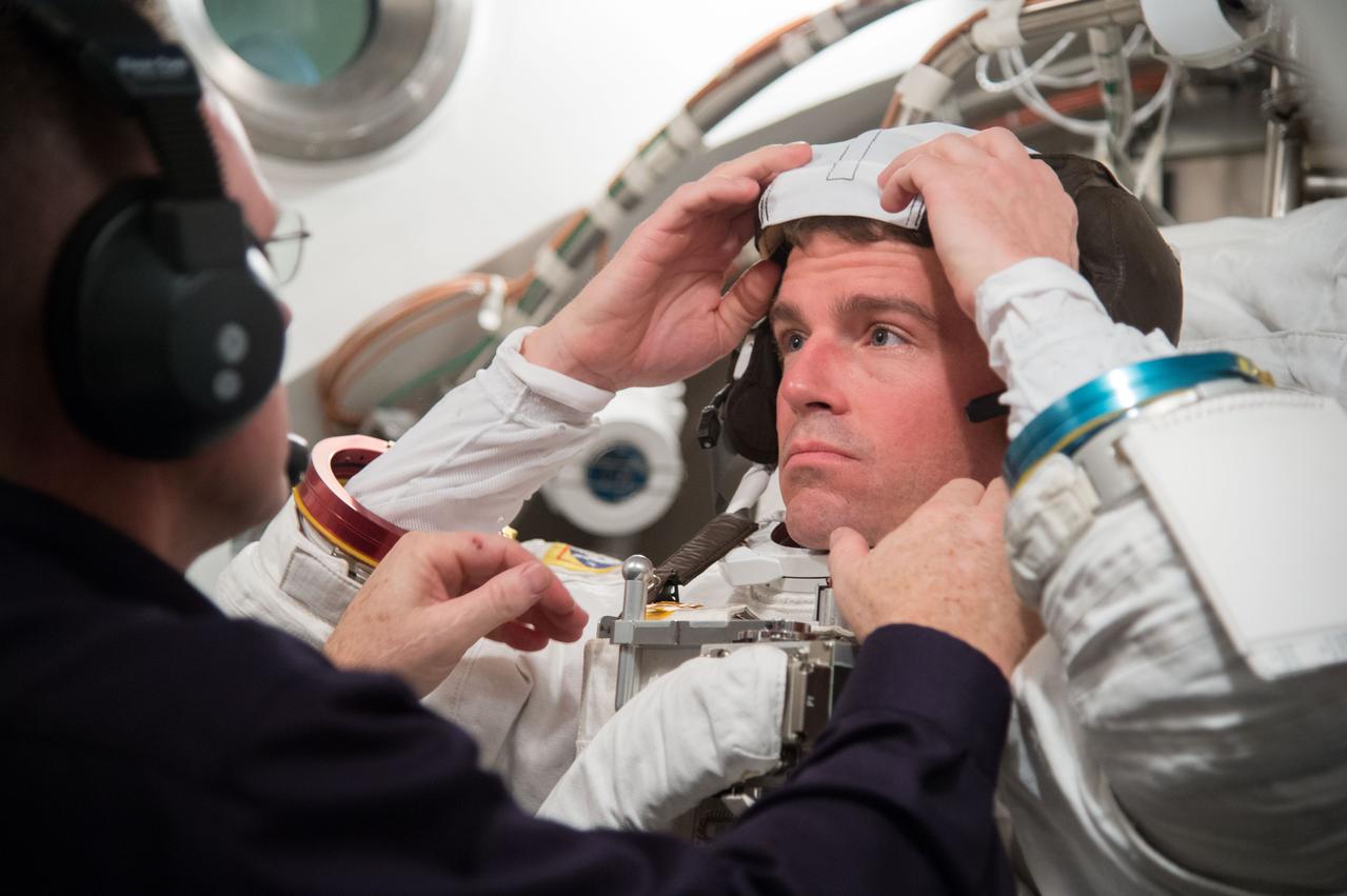 PHOTO DATE: 01-09-14 LOCATION: Bldg. 7 - SSATA Chamber SUBJECT: SSATA crew training and certification for Increment 40 astronaut Greg Wiseman with astronaut Barry Wilmore assisting. PHOTOGRAPHER: BILL STAFFORD