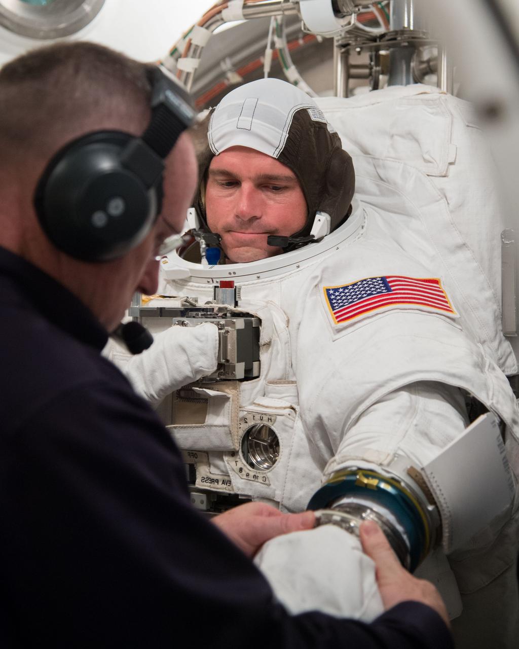 PHOTO DATE: 01-09-14 LOCATION: Bldg. 7 - SSATA Chamber SUBJECT: SSATA crew training and certification for Increment 40 astronaut Greg Wiseman with astronaut Barry Wilmore assisting. PHOTOGRAPHER: BILL STAFFORD