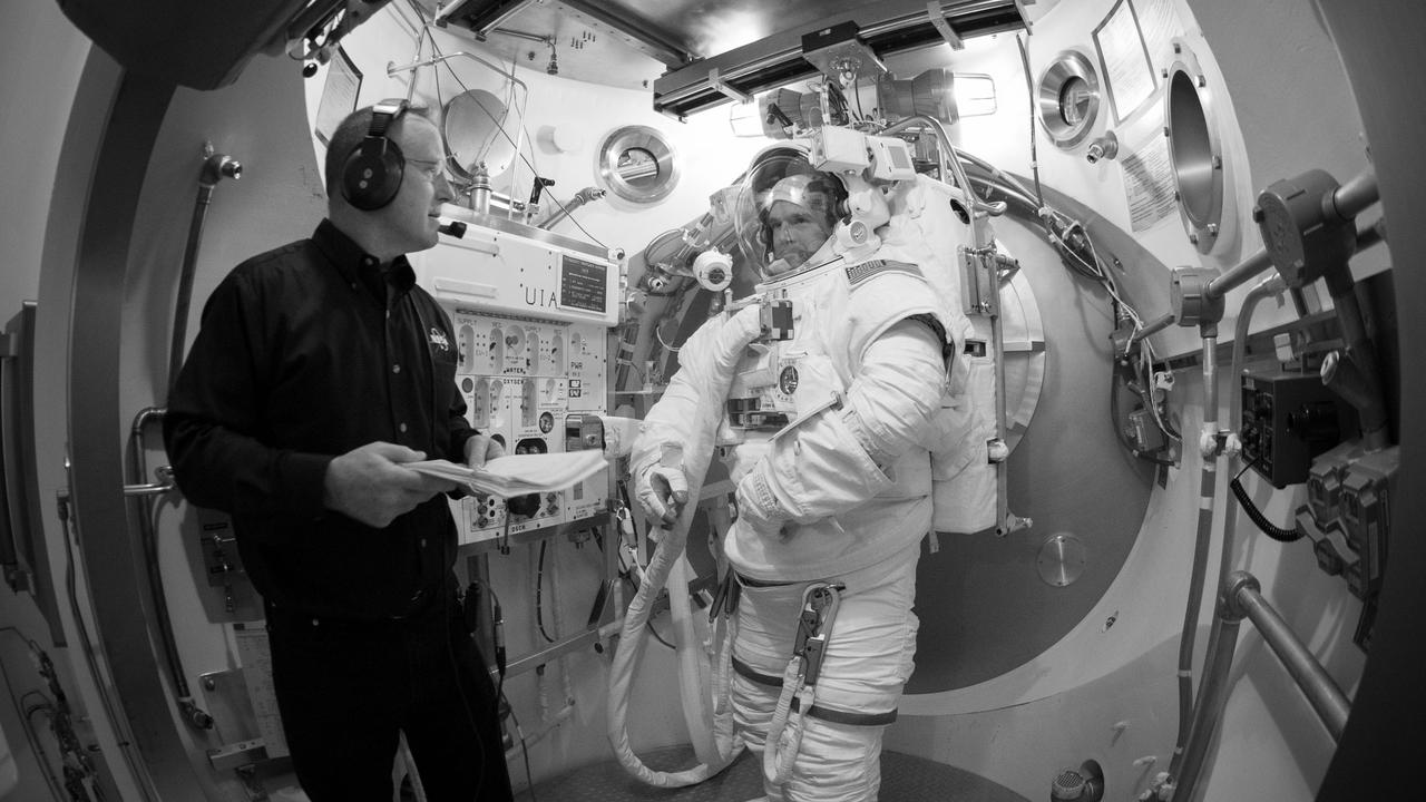 PHOTO DATE: 01-09-14 LOCATION: Bldg. 7 - SSATA Chamber SUBJECT: SSATA crew training and certification for Increment 40 astronaut Greg Wiseman with astronaut Barry Wilmore assisting. PHOTOGRAPHER: BILL STAFFORD