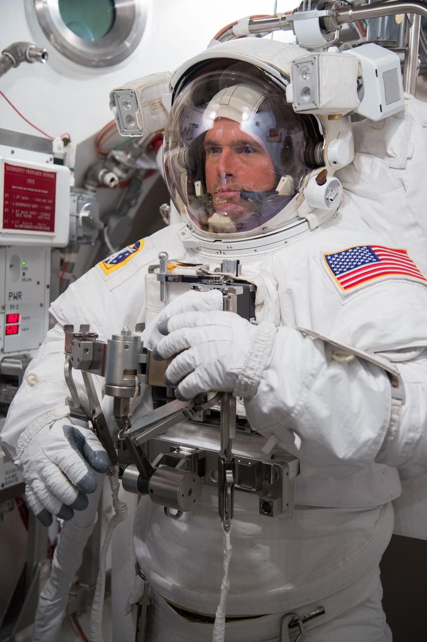 PHOTO DATE: 01-09-14 LOCATION: Bldg. 7 - SSATA Chamber SUBJECT: SSATA crew training and certification for Increment 40 astronaut Greg Wiseman with astronaut Barry Wilmore assisting. PHOTOGRAPHER: BILL STAFFORD