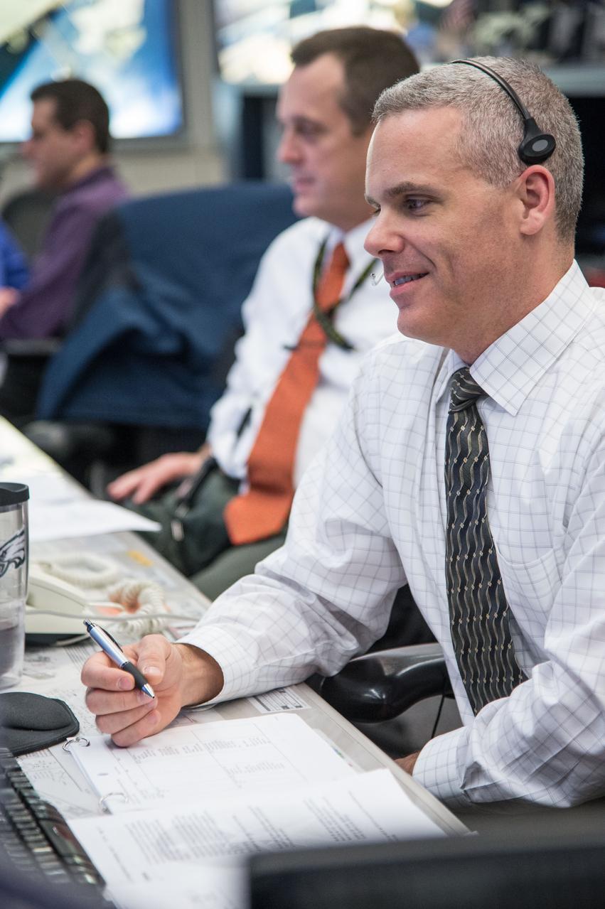 DATE: 1-12-14 LOCATION: Bldg. 30 - FCR-1 (30M/231) SUBJECT: Expedition 38 flight controllers during Orbital Sciences' Cygnus approaching ISS and being grappled. PHOTOGRAPHER: Lauren Harnett 