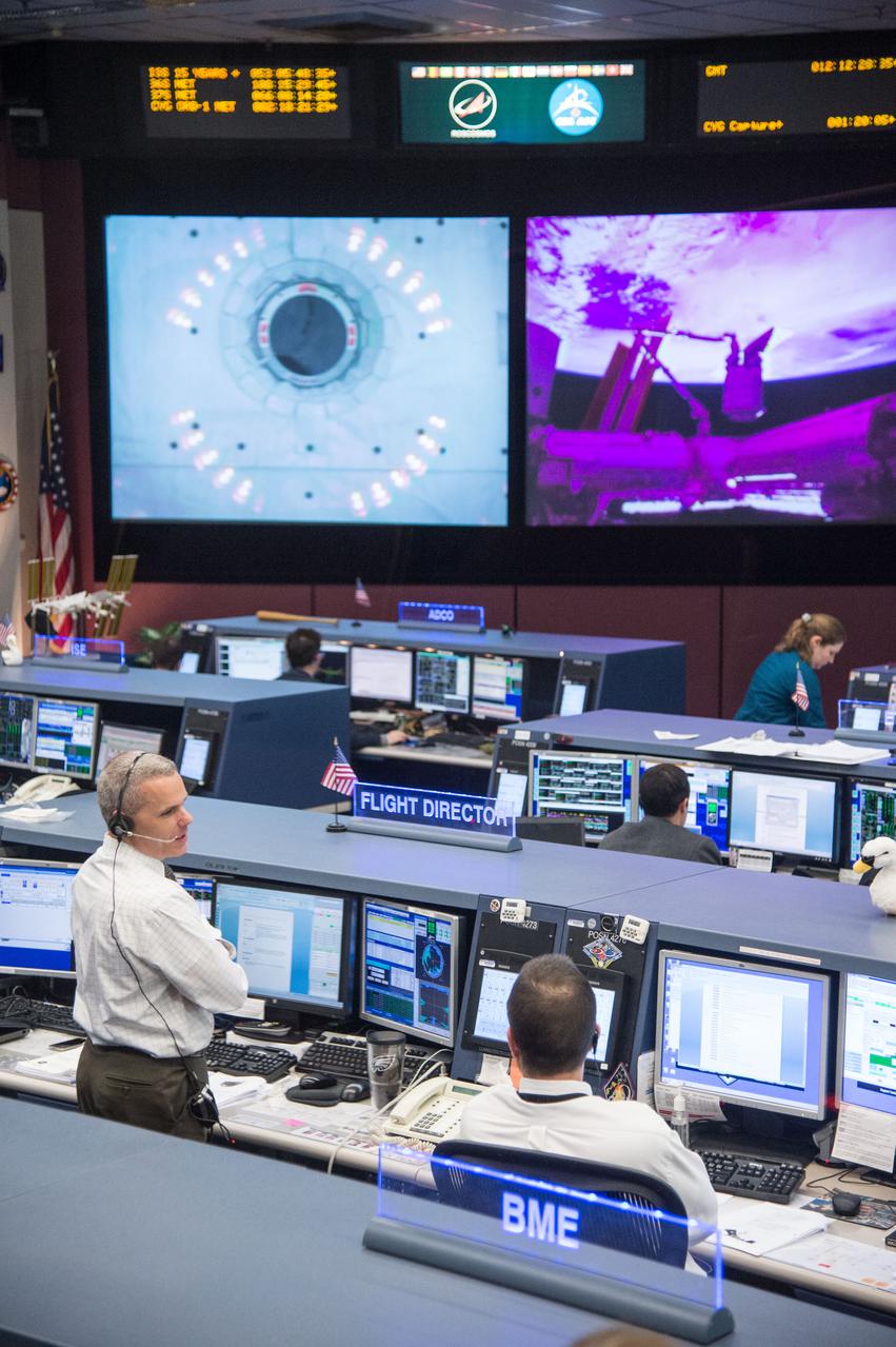 DATE: 1-12-14 LOCATION: Bldg. 30 - FCR-1 (30M/231) SUBJECT: Expedition 38 flight controllers during Orbital Sciences' Cygnus approaching ISS and being grappled. PHOTOGRAPHER: Lauren Harnett