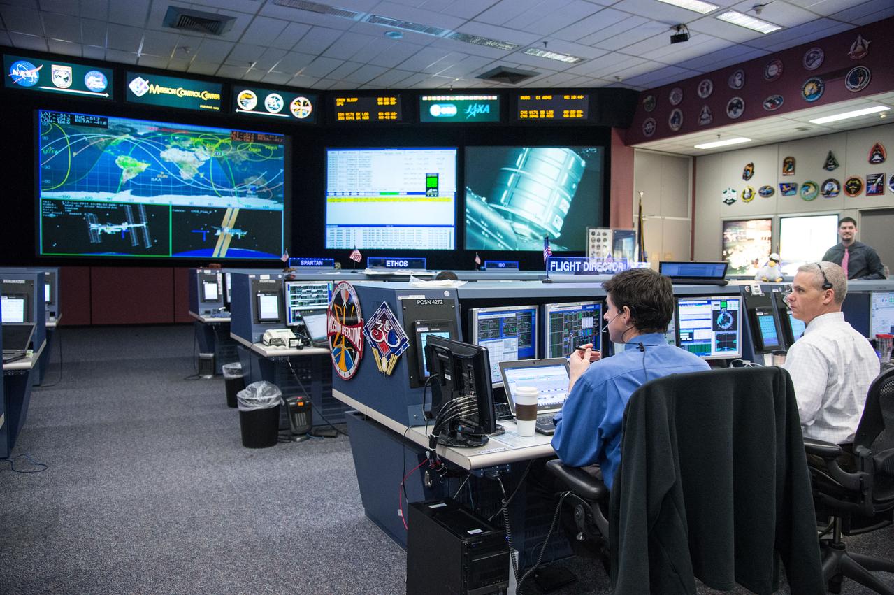 DATE: 1-12-14 LOCATION: Bldg. 30 - FCR-1 (30M/231) SUBJECT: Expedition 38 flight controllers during Orbital Sciences' Cygnus approaching ISS and being grappled. PHOTOGRAPHER: Lauren Harnett