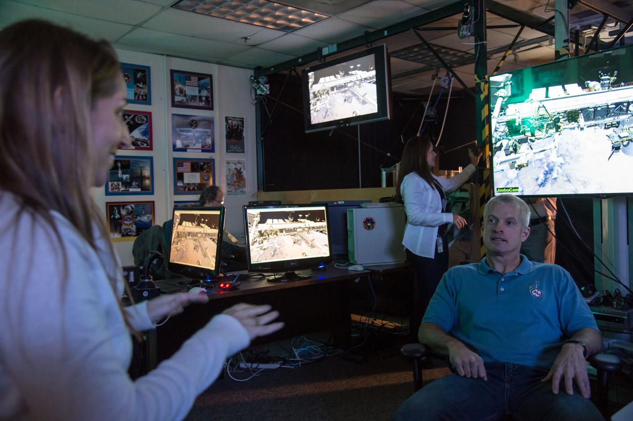 DATE: 1-15-14 LOCATION: Building 9N, VR Lab SUBJECT: Expedition 40/41 crew training with 38S/Swanson and Skvortsov and 39S/Suraev and Gerst. PHOTOGRAPHER: Lauren Harnett