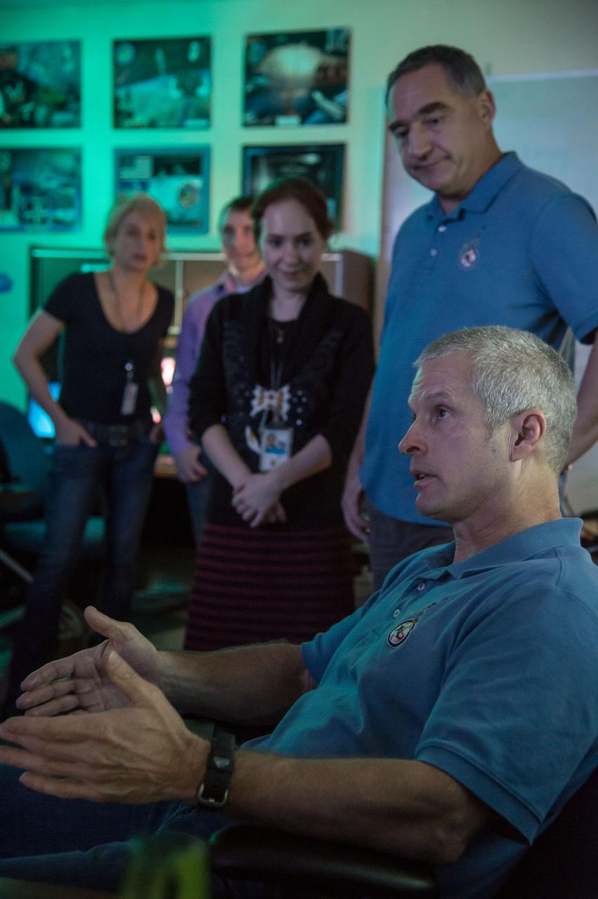 DATE: 1-15-14 LOCATION: Building 9N, VR Lab SUBJECT: Expedition 40/41 crew training with 38S/Swanson and Skvortsov and 39S/Suraev and Gerst. PHOTOGRAPHER: Lauren Harnett