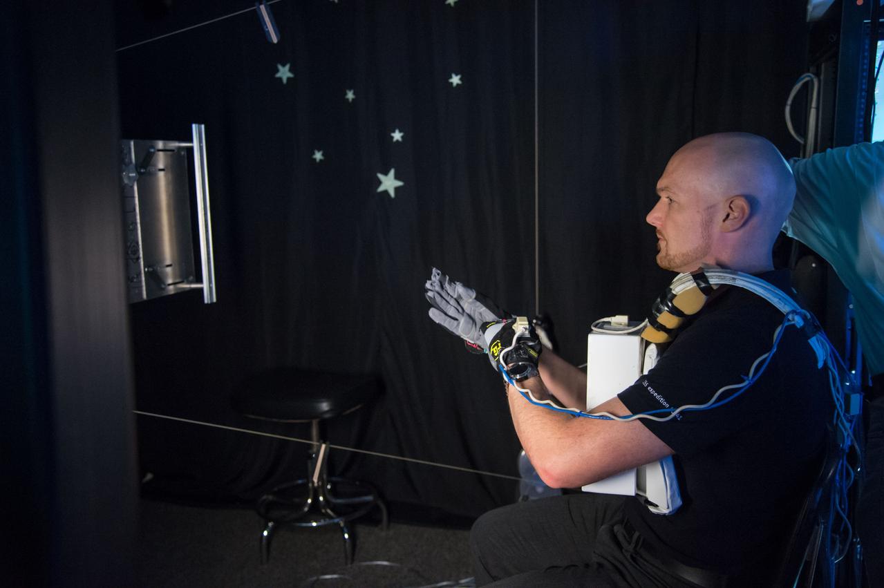 DATE: 1-15-14 LOCATION: Building 9N, VR Lab SUBJECT: Expedition 40/41 crew training with 38S/Swanson and Skvortsov and 39S/Suraev and Gerst. PHOTOGRAPHER: Lauren Harnett