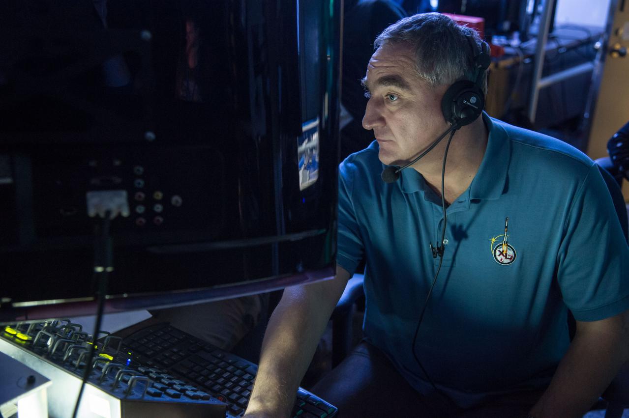 DATE: 1-15-14 LOCATION: Building 9N, VR Lab SUBJECT: Expedition 40/41 crew training with 38S/Swanson and Skvortsov and 39S/Suraev and Gerst. PHOTOGRAPHER: Lauren Harnett