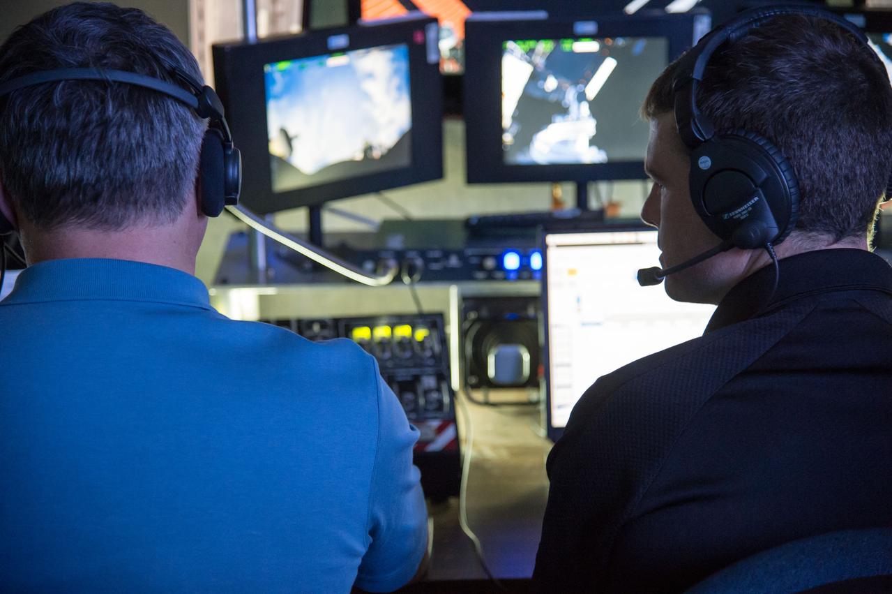 DATE: 1-15-14 LOCATION: Building 9N, VR Lab SUBJECT: Expedition 40/41 crew training with 38S/Swanson and Skvortsov and 39S/Suraev and Gerst. PHOTOGRAPHER: Lauren Harnett