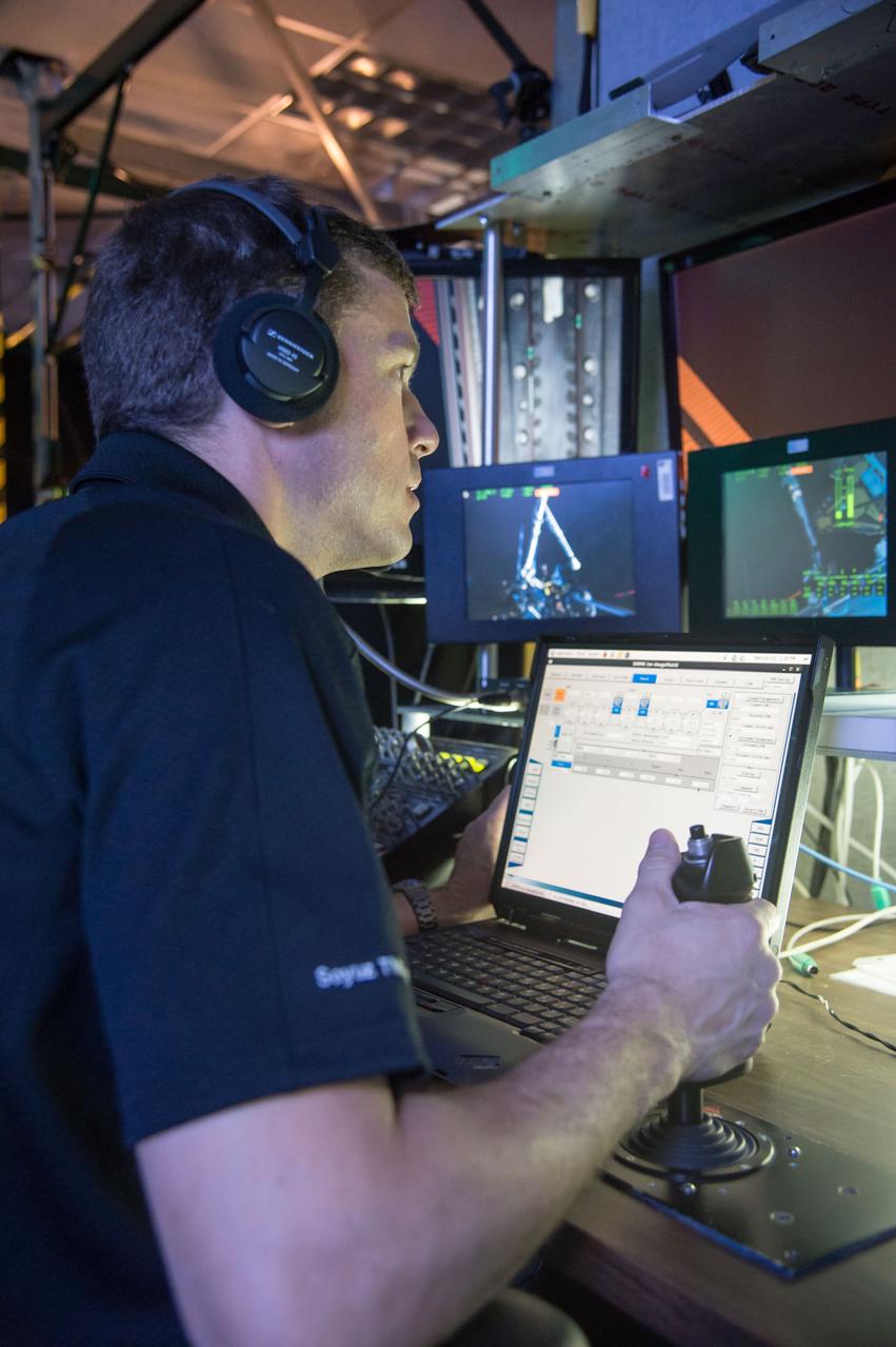 DATE: 1-15-14 LOCATION: Building 9N, VR Lab SUBJECT: Expedition 40/41 crew training with 38S/Swanson and Skvortsov and 39S/Suraev and Gerst. PHOTOGRAPHER: Lauren Harnett