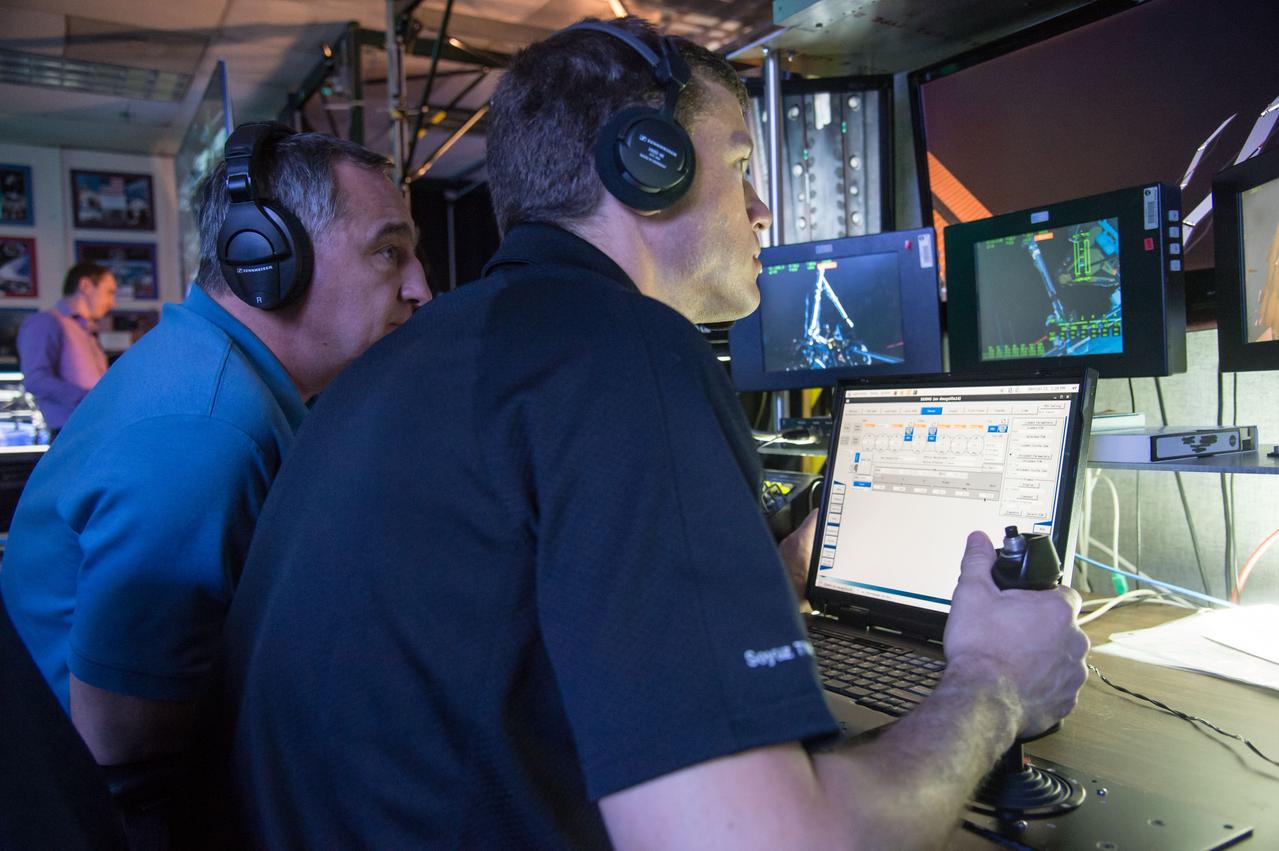 DATE: 1-15-14 LOCATION: Building 9N, VR Lab SUBJECT: Expedition 40/41 crew training with 38S/Swanson and Skvortsov and 39S/Suraev and Gerst. PHOTOGRAPHER: Lauren Harnett