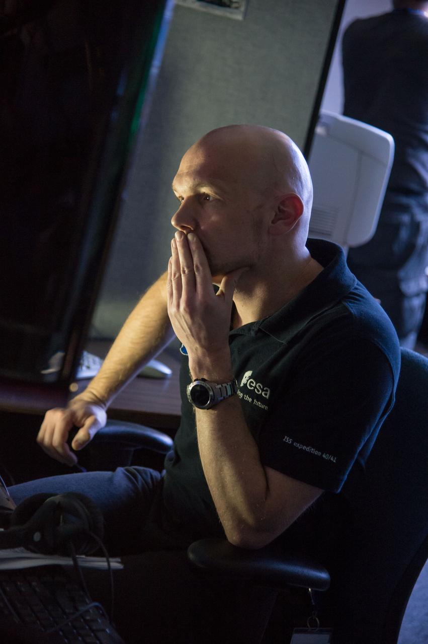 DATE: 1-15-14 LOCATION: Building 9N, VR Lab SUBJECT: Expedition 40/41 crew training with 38S/Swanson and Skvortsov and 39S/Suraev and Gerst. PHOTOGRAPHER: Lauren Harnett