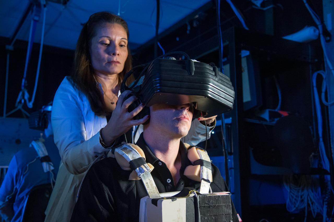 DATE: 1-15-14 LOCATION: Building 9N, VR Lab SUBJECT: Expedition 40/41 crew training with 38S/Swanson and Skvortsov and 39S/Suraev and Gerst. PHOTOGRAPHER: Lauren Harnett