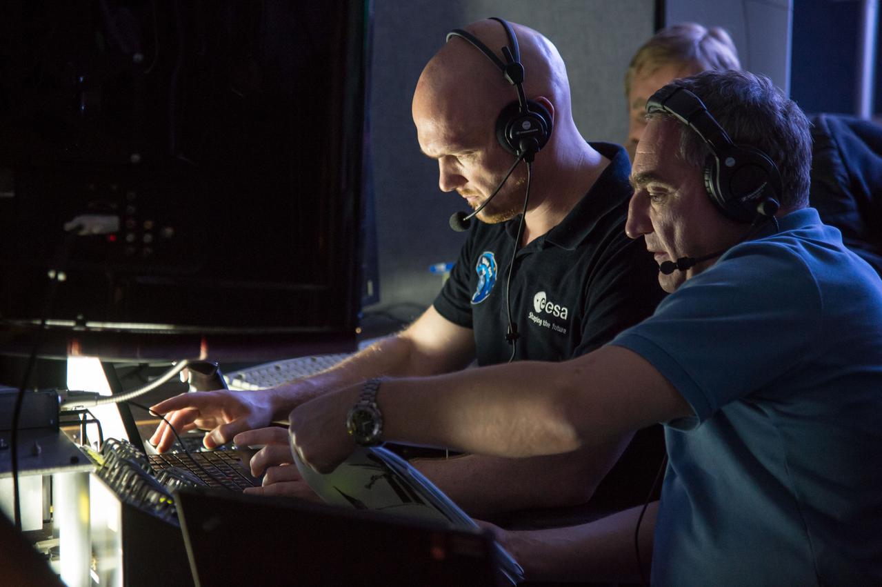 DATE: 1-15-14 LOCATION: Building 9N, VR Lab SUBJECT: Expedition 40/41 crew training with 38S/Swanson and Skvortsov and 39S/Suraev and Gerst. PHOTOGRAPHER: Lauren Harnett