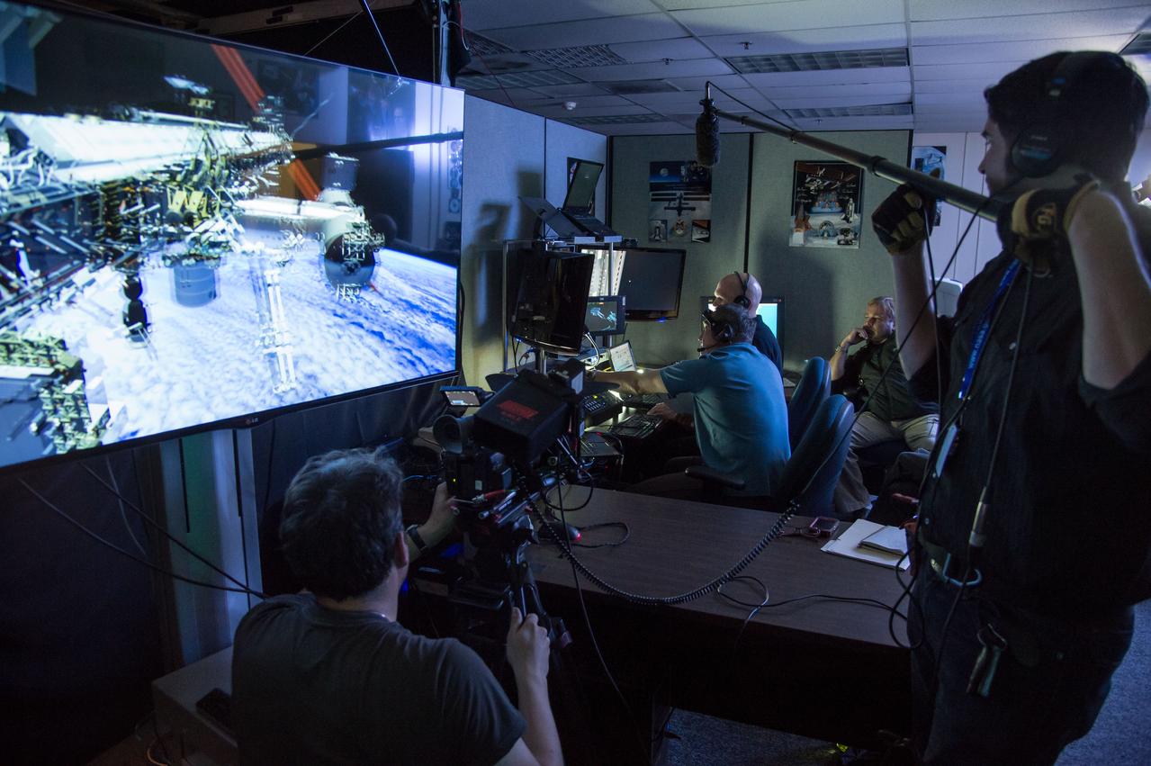 DATE: 1-15-14 LOCATION: Building 9N, VR Lab SUBJECT: Expedition 40/41 crew training with 38S/Swanson and Skvortsov and 39S/Suraev and Gerst. PHOTOGRAPHER: Lauren Harnett