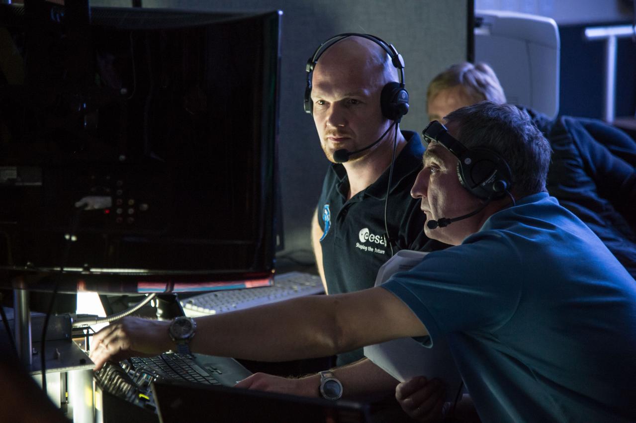 DATE: 1-15-14 LOCATION: Building 9N, VR Lab SUBJECT: Expedition 40/41 crew training with 38S/Swanson and Skvortsov and 39S/Suraev and Gerst. PHOTOGRAPHER: Lauren Harnett