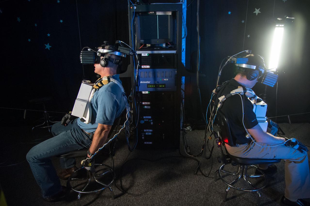 DATE: 1-15-14 LOCATION: Building 9N, VR Lab SUBJECT: Expedition 40/41 crew training with 38S/Swanson and Skvortsov and 39S/Suraev and Gerst. PHOTOGRAPHER: Lauren Harnett