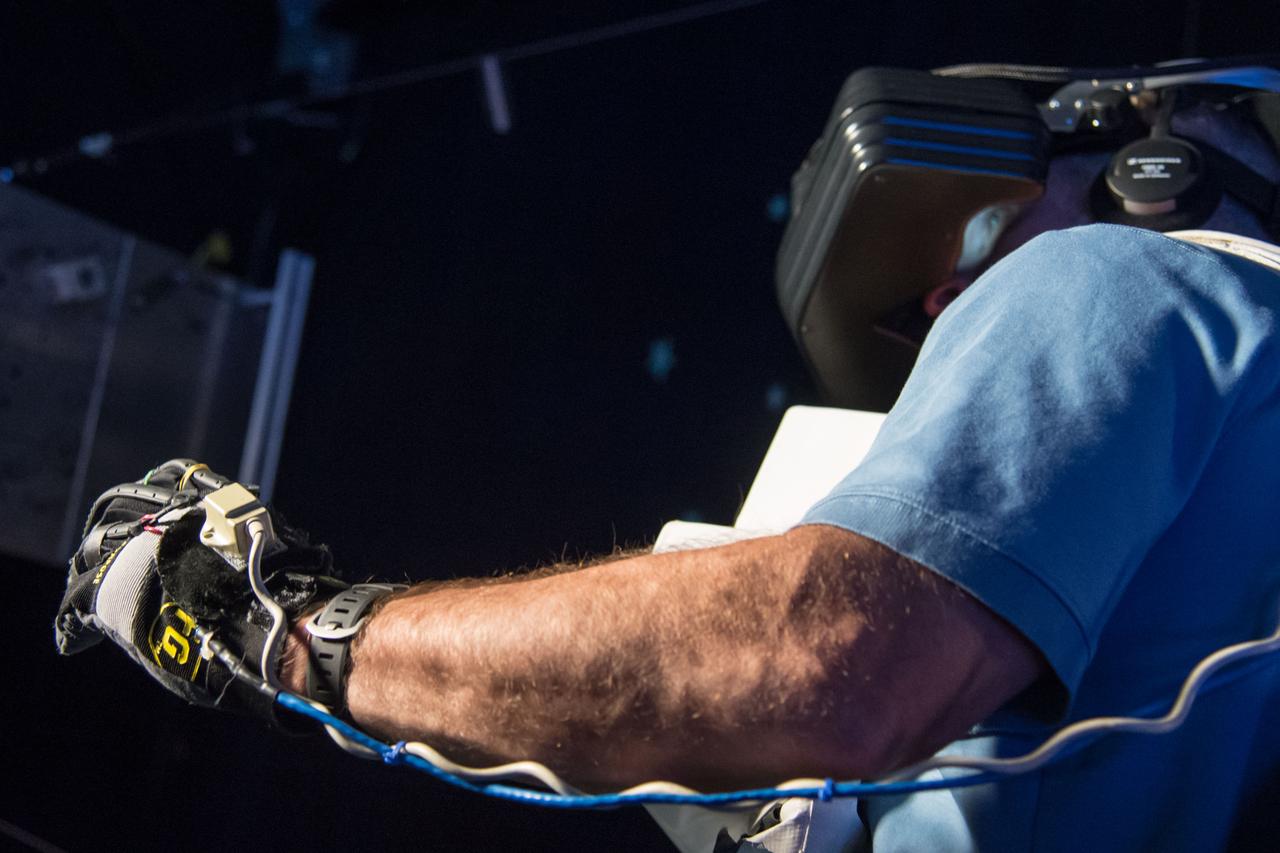 DATE: 1-15-14 LOCATION: Building 9N, VR Lab SUBJECT: Expedition 40/41 crew training with 38S/Swanson and Skvortsov and 39S/Suraev and Gerst. PHOTOGRAPHER: Lauren Harnett