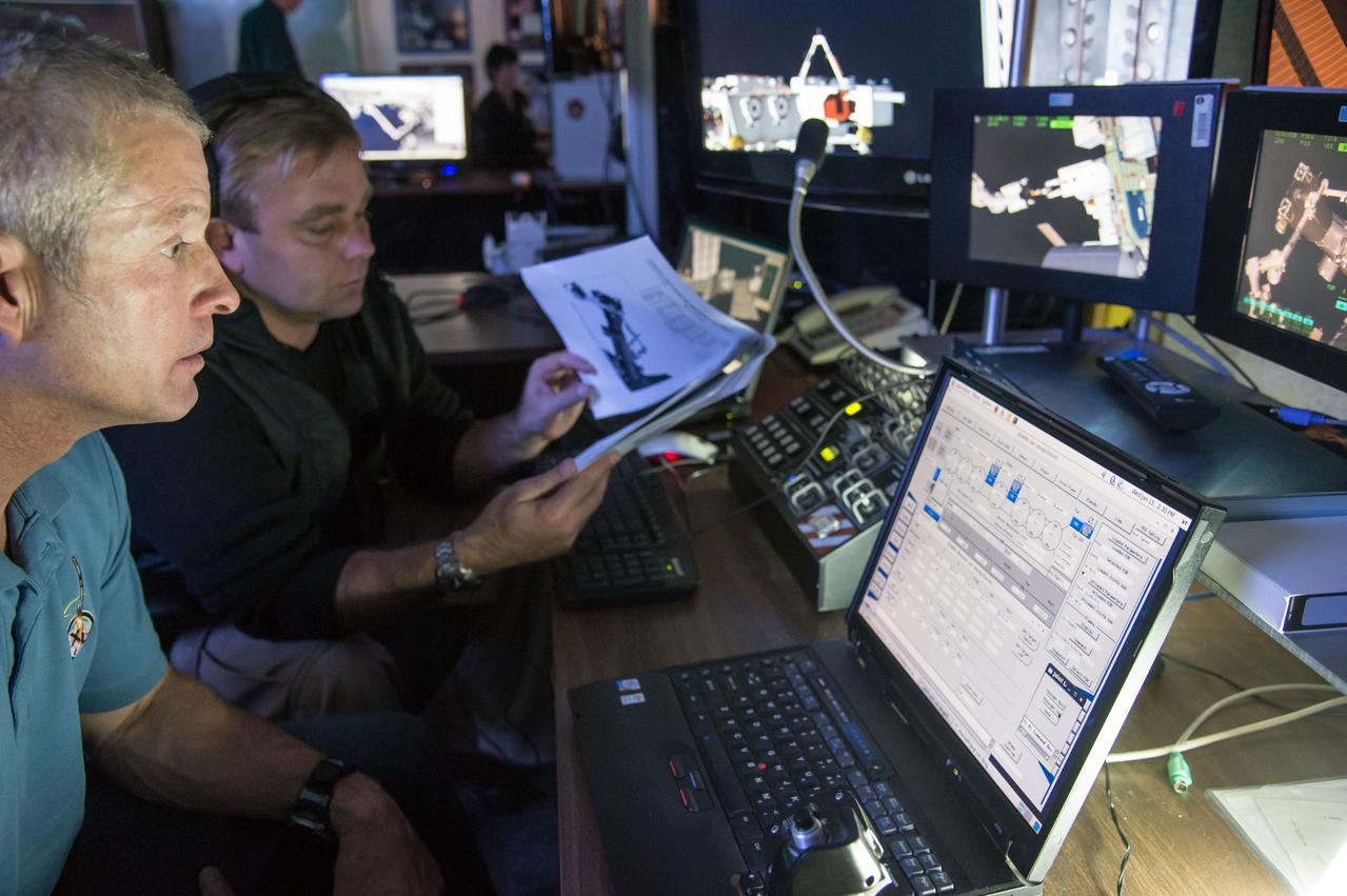 DATE: 1-15-14 LOCATION: Building 9N, VR Lab SUBJECT: Expedition 40/41 crew training with 38S/Swanson and Skvortsov and 39S/Suraev and Gerst. PHOTOGRAPHER: Lauren Harnett