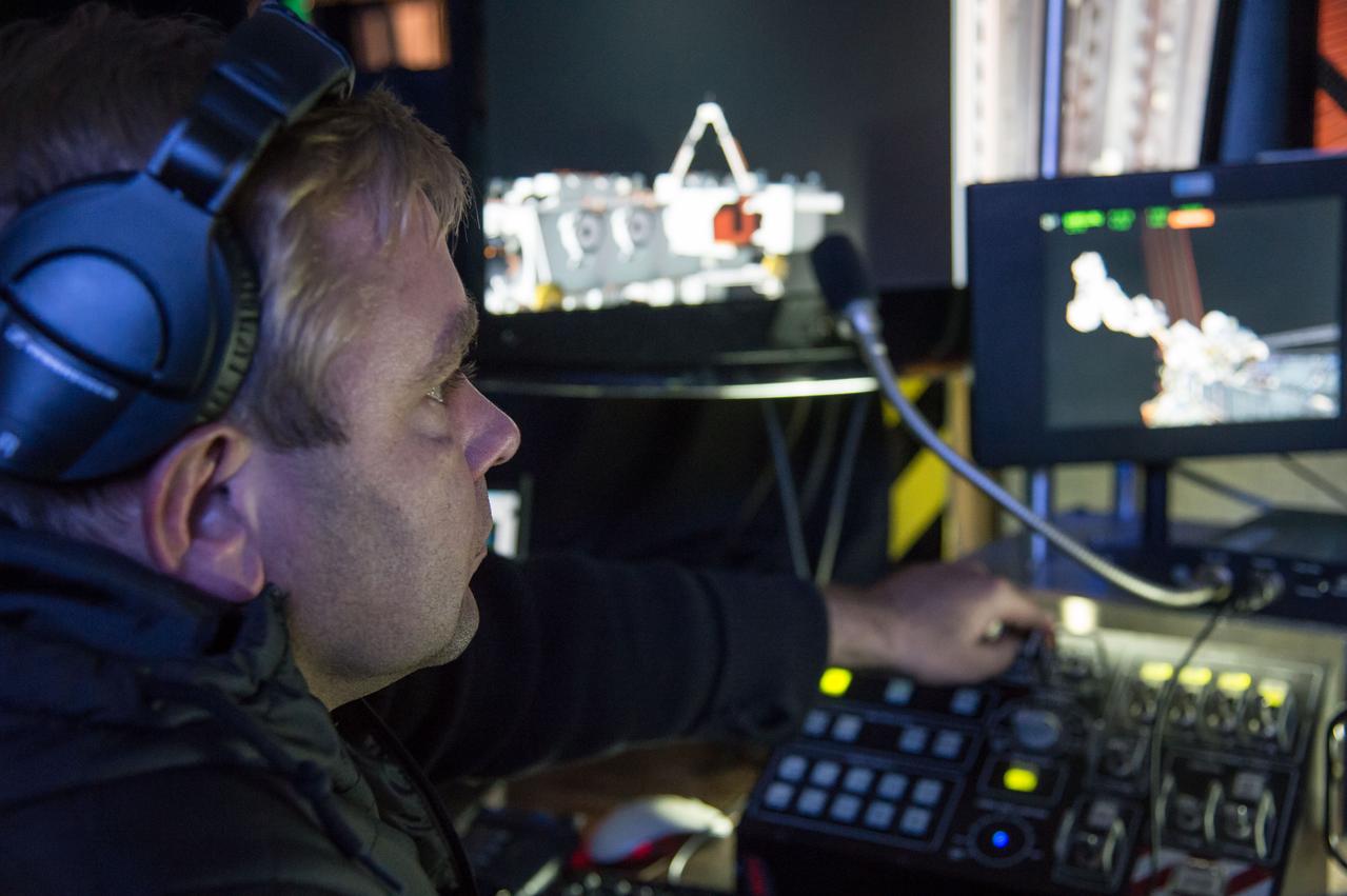 DATE: 1-15-14 LOCATION: Building 9N, VR Lab SUBJECT: Expedition 40/41 crew training with 38S/Swanson and Skvortsov and 39S/Suraev and Gerst. PHOTOGRAPHER: Lauren Harnett