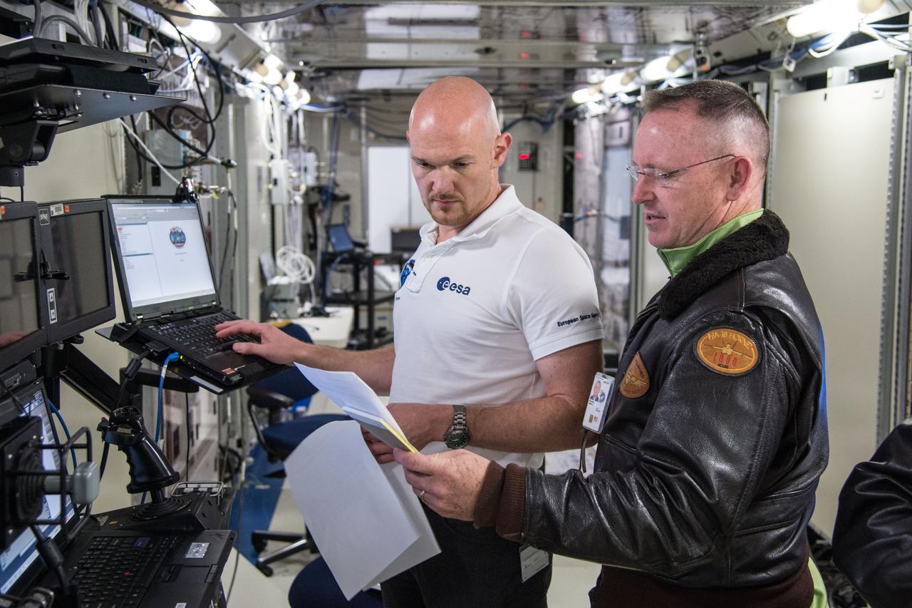 Date: 01-22-14 Location: Bldg 5, SSATA Subject: EPS Major Case with Expedition 41 crew (39S/Suraev, Wiseman and Gerst, along with 40S/Wilmore). Photographer: James Blair