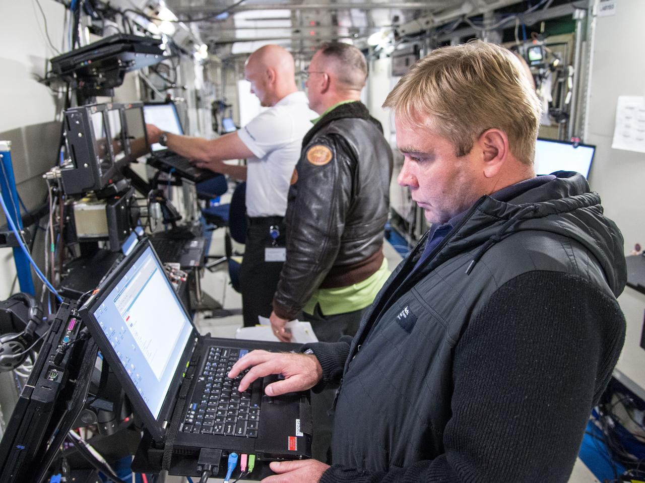 Date: 01-22-14 Location: Bldg 5, SSATA Subject: EPS Major Case with Expedition 41 crew (39S/Suraev, Wiseman and Gerst, along with 40S/Wilmore). Photographer: James Blair