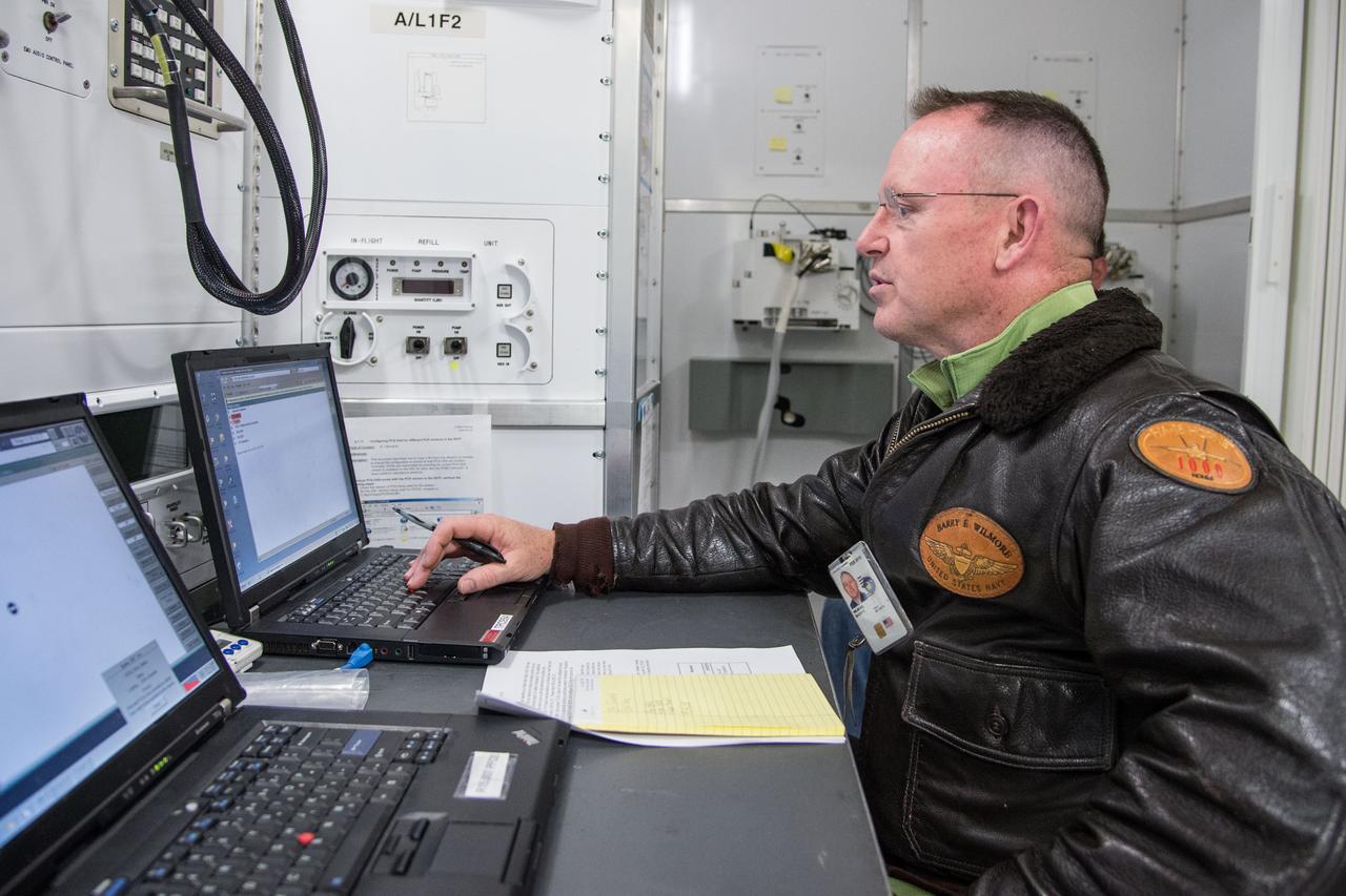 Date: 01-22-14 Location: Bldg 5, SSATA Subject: EPS Major Case with Expedition 41 crew (39S/Suraev, Wiseman and Gerst, along with 40S/Wilmore). Photographer: James Blair