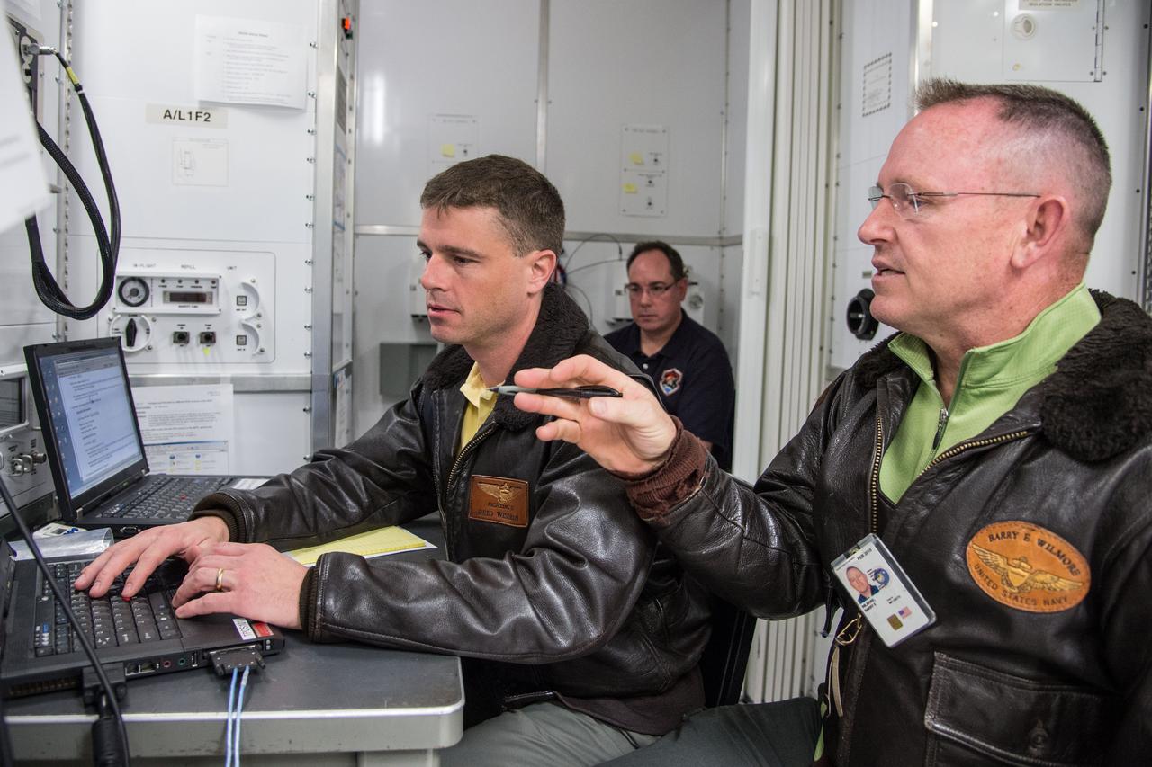 Date: 01-22-14 Location: Bldg 5, SSATA Subject: EPS Major Case with Expedition 41 crew (39S/Suraev, Wiseman and Gerst, along with 40S/Wilmore). Photographer: James Blair