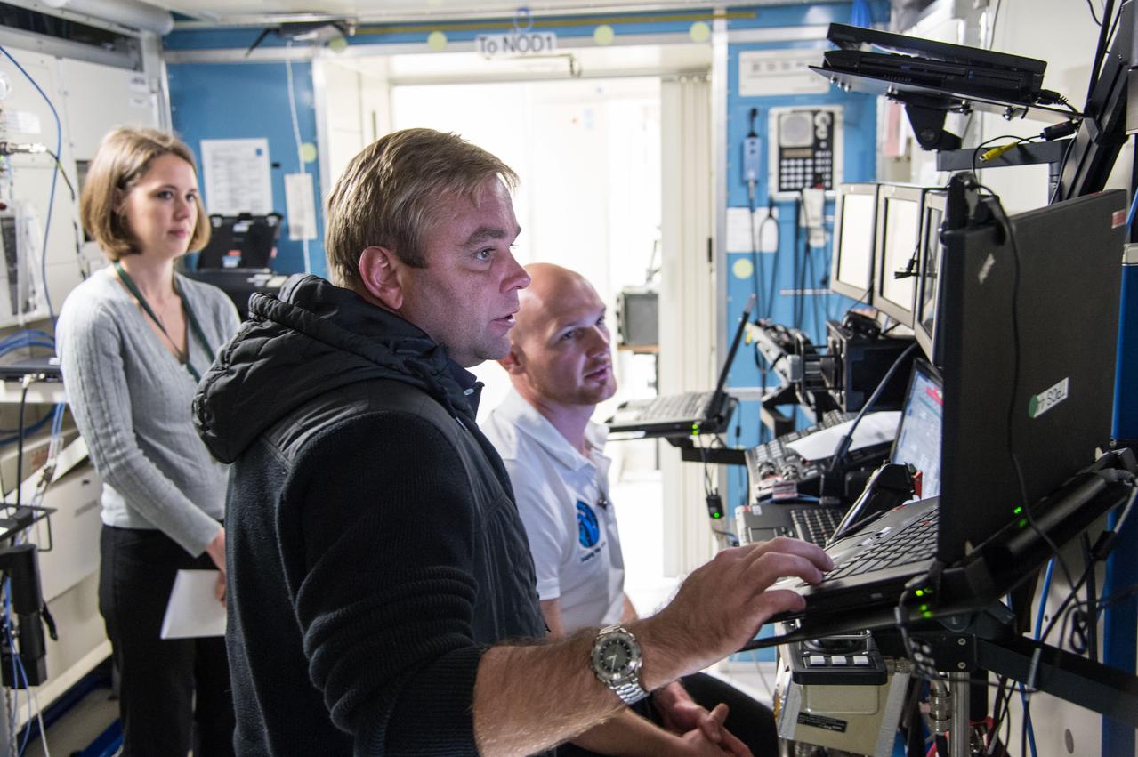 Date: 01-22-14 Location: Bldg 5, SSATA Subject: EPS Major Case with Expedition 41 crew (39S/Suraev, Wiseman and Gerst, along with 40S/Wilmore). Photographer: James Blair