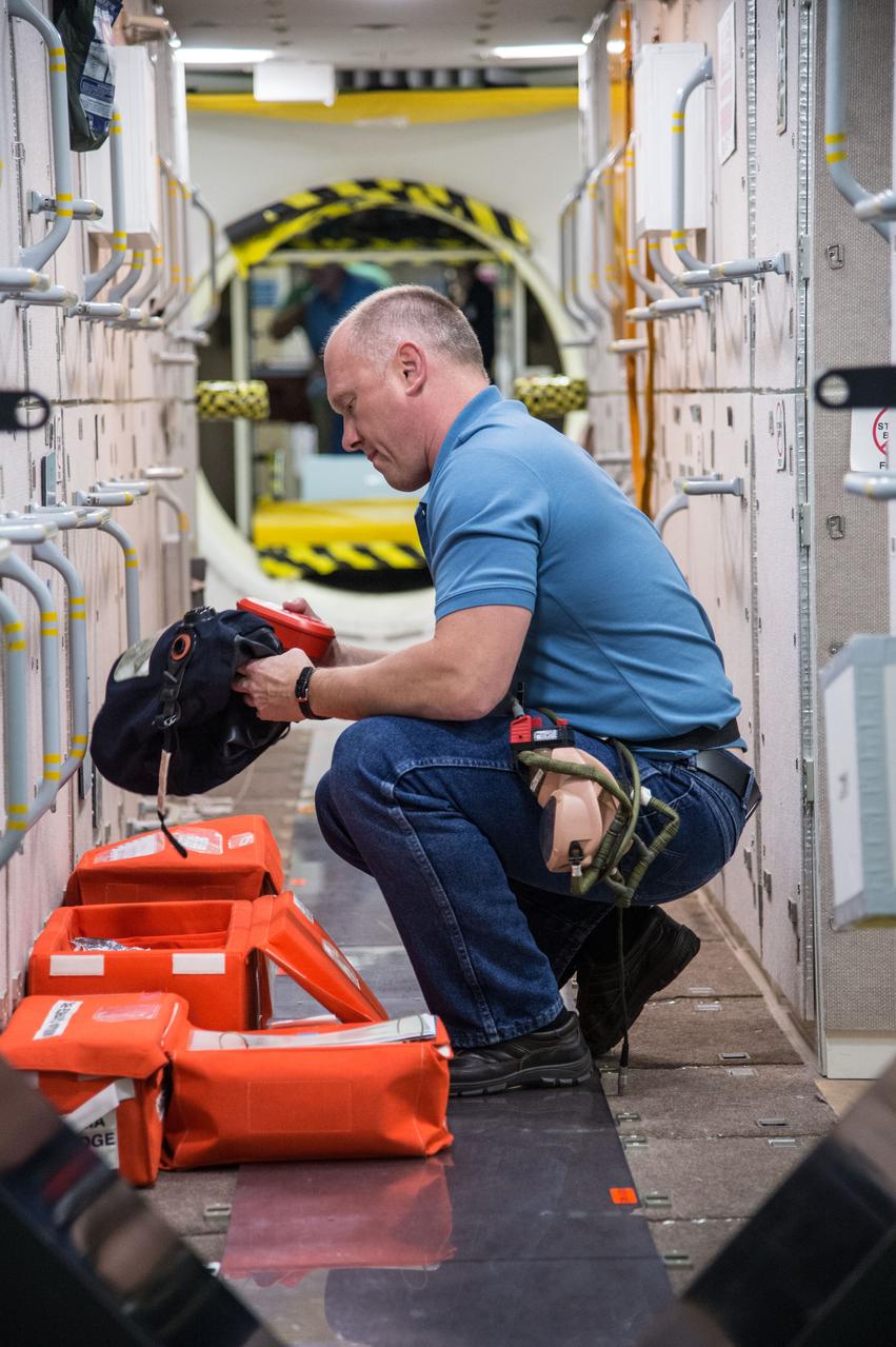  PHOTO DATE:  01-17-14 LOCATION: Bldg. 9NW - ISS Mockups   SUBJECT: Expedition 40 6-person crew emergency scenarios.  Crewmembers: 38S/Swanson, Skvortsov and Artemiev, along with 39S/Suraev, Wiseman and Gerst.   PHOTOGRAPHER: BILL STAFFORD