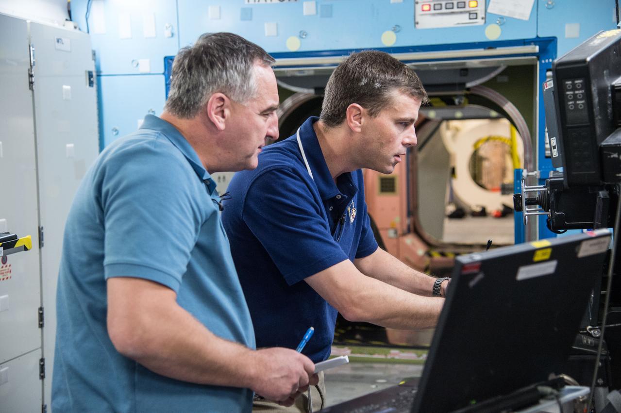  PHOTO DATE:  01-17-14 LOCATION: Bldg. 9NW - ISS Mockups   SUBJECT: Expedition 40 6-person crew emergency scenarios.  Crewmembers: 38S/Swanson, Skvortsov and Artemiev, along with 39S/Suraev, Wiseman and Gerst.   PHOTOGRAPHER: BILL STAFFORD