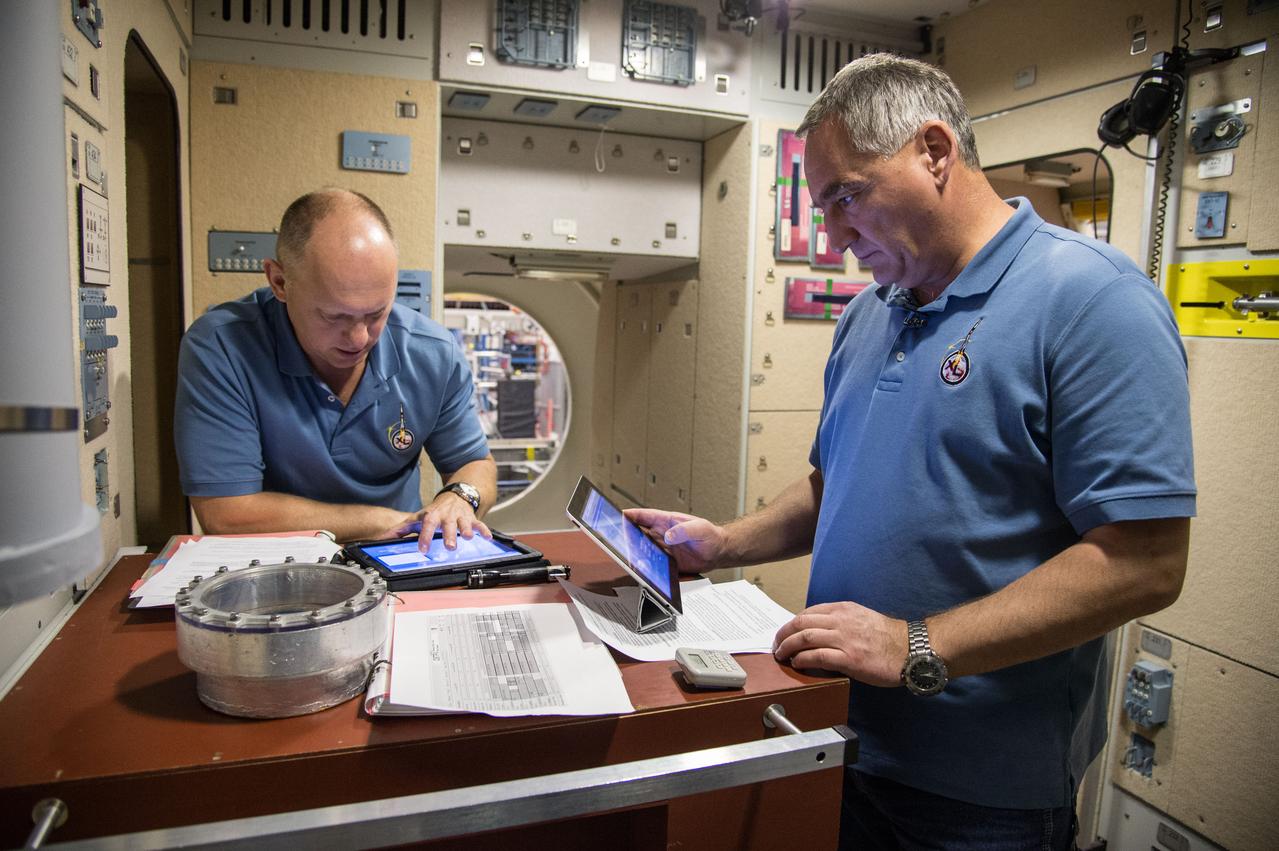  PHOTO DATE:  01-17-14 LOCATION: Bldg. 9NW - ISS Mockups   SUBJECT: Expedition 40 6-person crew emergency scenarios.  Crewmembers: 38S/Swanson, Skvortsov and Artemiev, along with 39S/Suraev, Wiseman and Gerst.   PHOTOGRAPHER: BILL STAFFORD