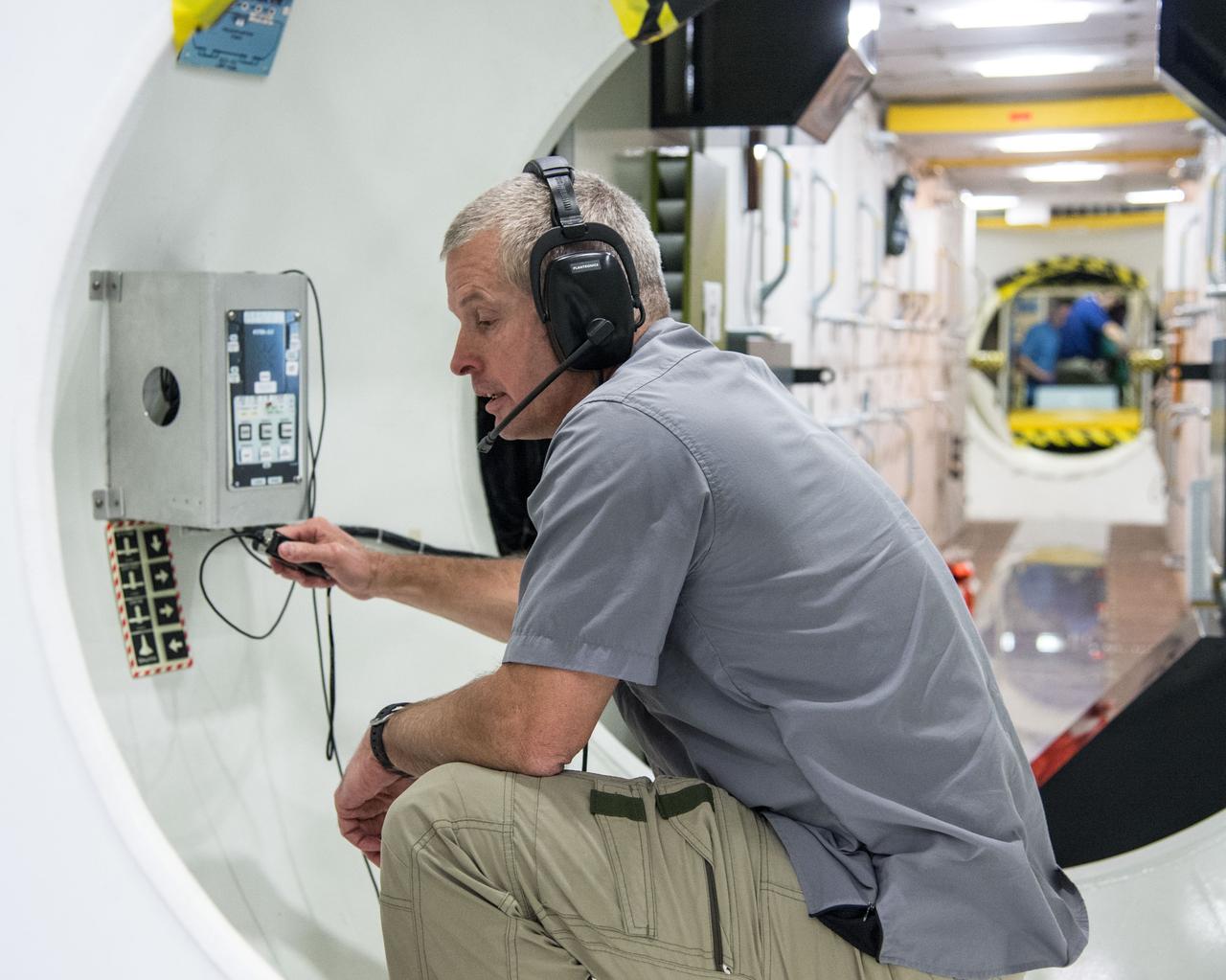  PHOTO DATE:  01-17-14 LOCATION: Bldg. 9NW - ISS Mockups   SUBJECT: Expedition 40 6-person crew emergency scenarios.  Crewmembers: 38S/Swanson, Skvortsov and Artemiev, along with 39S/Suraev, Wiseman and Gerst.   PHOTOGRAPHER: BILL STAFFORD