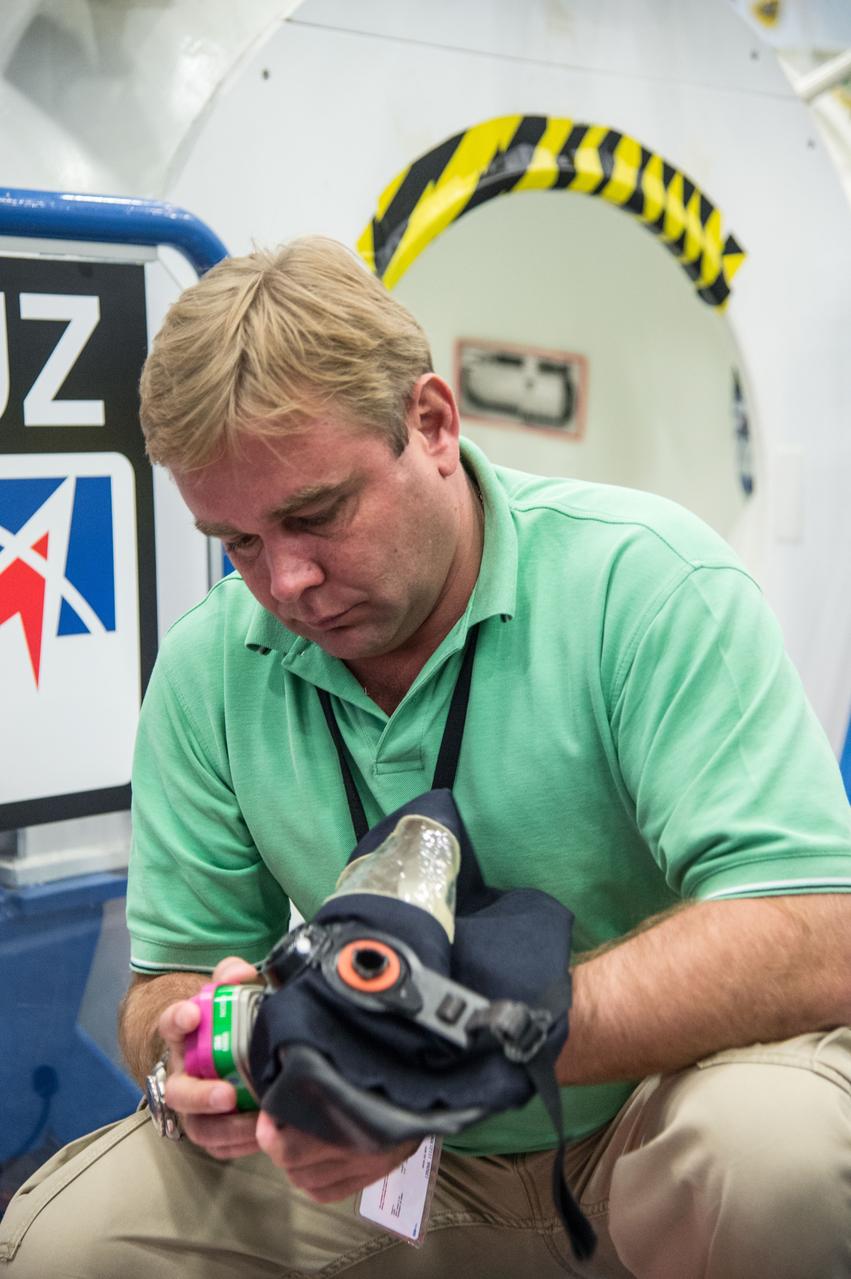  PHOTO DATE:  01-17-14 LOCATION: Bldg. 9NW - ISS Mockups   SUBJECT: Expedition 40 6-person crew emergency scenarios.  Crewmembers: 38S/Swanson, Skvortsov and Artemiev, along with 39S/Suraev, Wiseman and Gerst.   PHOTOGRAPHER: BILL STAFFORD