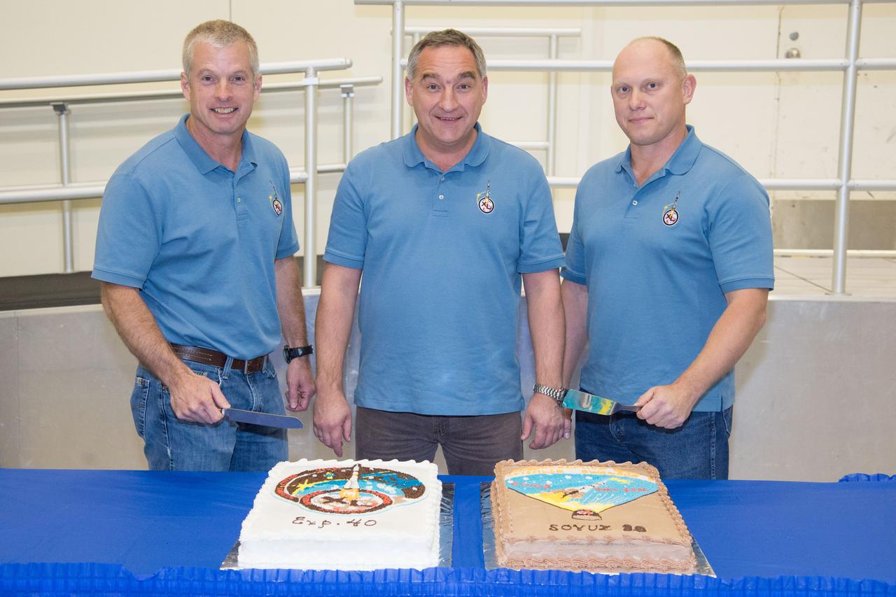 PHOTO DATE: 21 January 2014 LOCATION: Bldg. 5south, High Bay SUBJECT: Space Station Training Facility (SSTF) Cake Cutting Ceremony for Soyuz 38 crew (Swanson, Skvortsov, and Artemiev) marking the end of their training. PHOTOGRAPHER: Mark Sowa