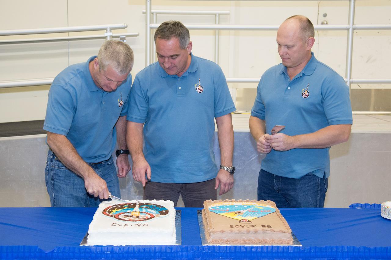 PHOTO DATE: 21 January 2014 LOCATION: Bldg. 5south, High Bay SUBJECT: Space Station Training Facility (SSTF) Cake Cutting Ceremony for Soyuz 38 crew (Swanson, Skvortsov, and Artemiev) marking the end of their training. PHOTOGRAPHER: Mark Sowa