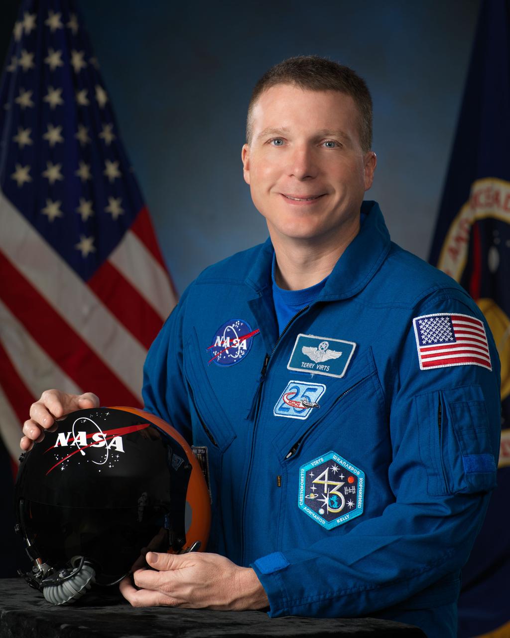 PHOTO DATE: 01-02-14 LOCATION: Bldg. 8, Room 183 - Photo Studio SUBJECT: Official astronaut portrait of Expedition 43 crew member Terry Virts in an EMU suit. PHOTOGRAPHER: BILL STAFFORD