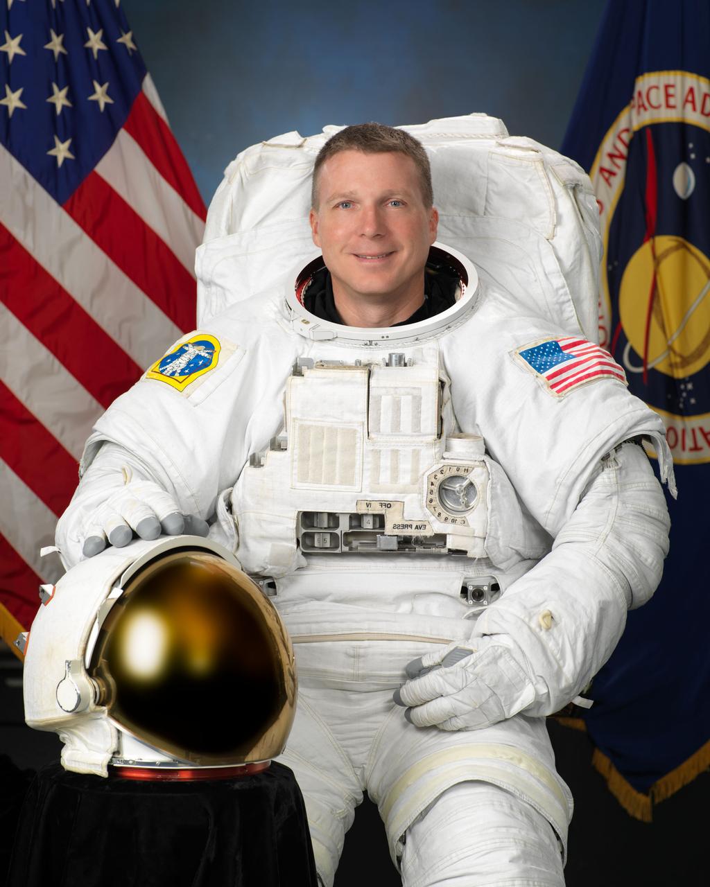 PHOTO DATE: 01-02-14 LOCATION: Bldg. 8, Room 183 - Photo Studio SUBJECT: Official astronaut portrait of Expedition 43 crew member Terry Virts in an EMU suit. PHOTOGRAPHER: BILL STAFFORD