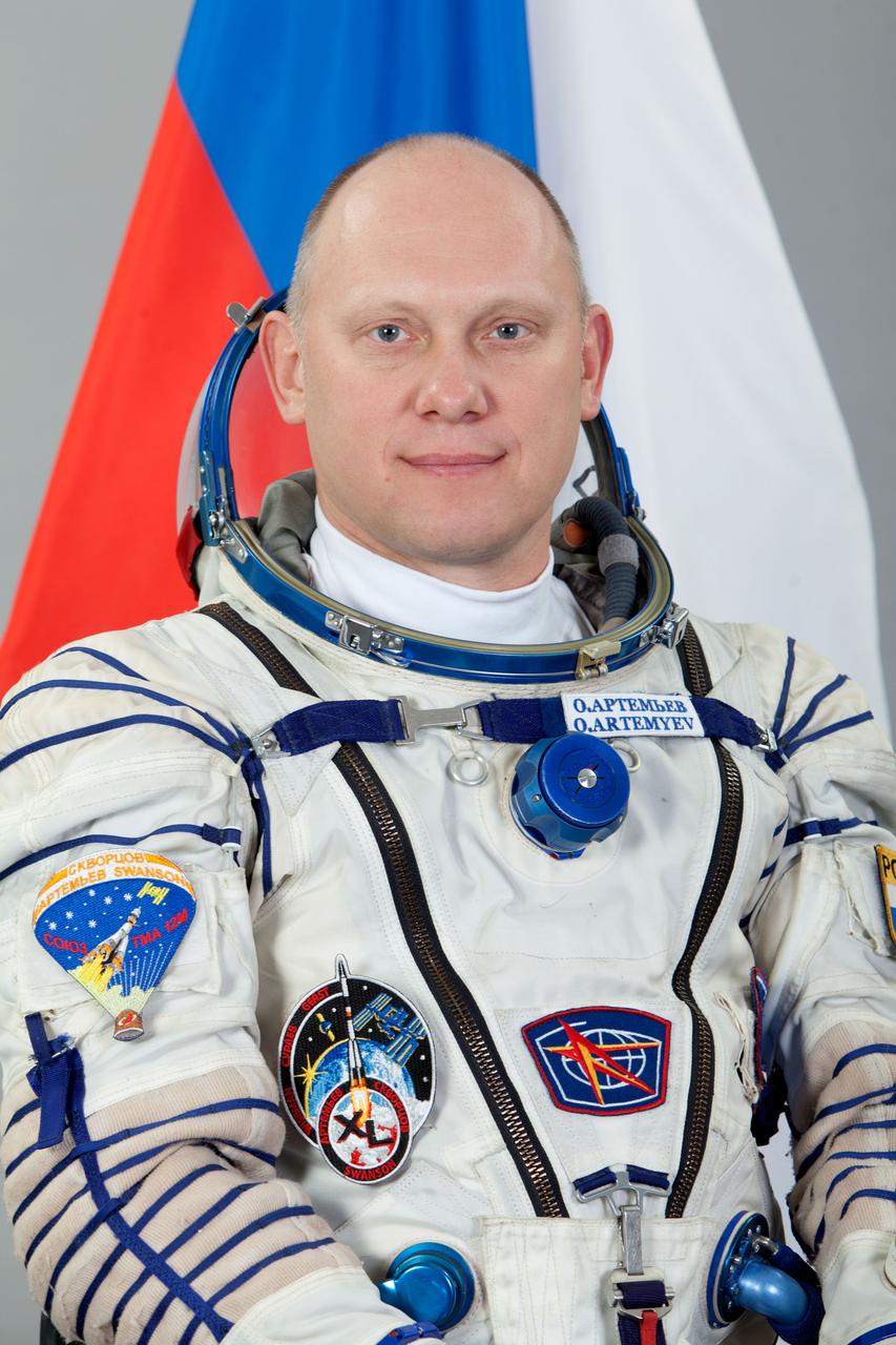 JSC2014-E-021422 (14 Nov. 2013) --- Russian cosmonaut Oleg Artemyev, Expedition 39/40 flight engineer, attired in a Russian Sokol launch and entry suit, takes a break from training in Star City, Russia to pose for a portrait. Photo credit: Gagarin Cosmonaut Training Center