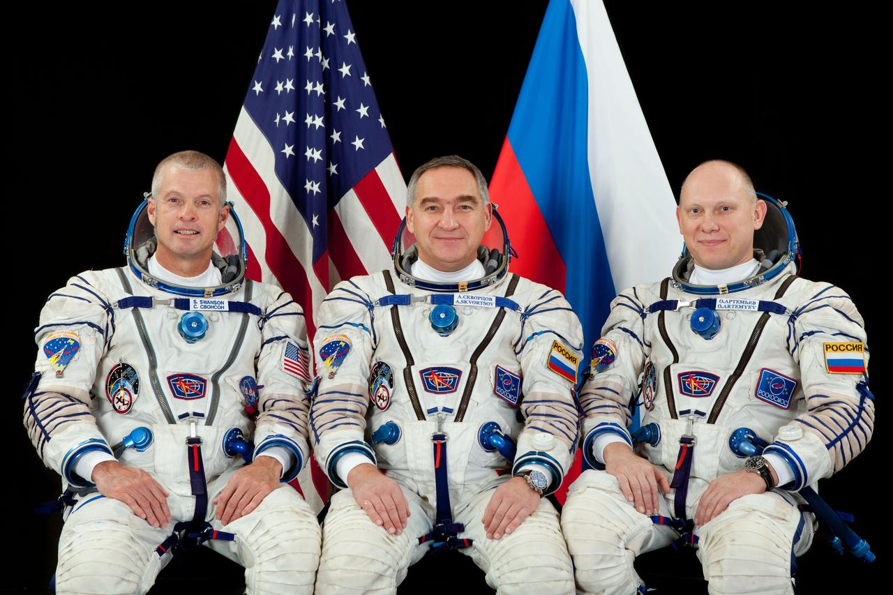 JSC2014-E-021430 (14 Nov. 2013) --- NASA astronaut Steve Swanson (left), Expedition 39 flight engineer and Expedition 40 commander; along with Russian cosmonauts Alexander Skvortsov (center) and Oleg Artemyev, both Expedition 39/40 flight engineers, attired in Russian Sokol launch and entry suits, take a break from training in Star City, Russia to pose for a crew portrait. Photo credit: Gagarin Cosmonaut Training Center