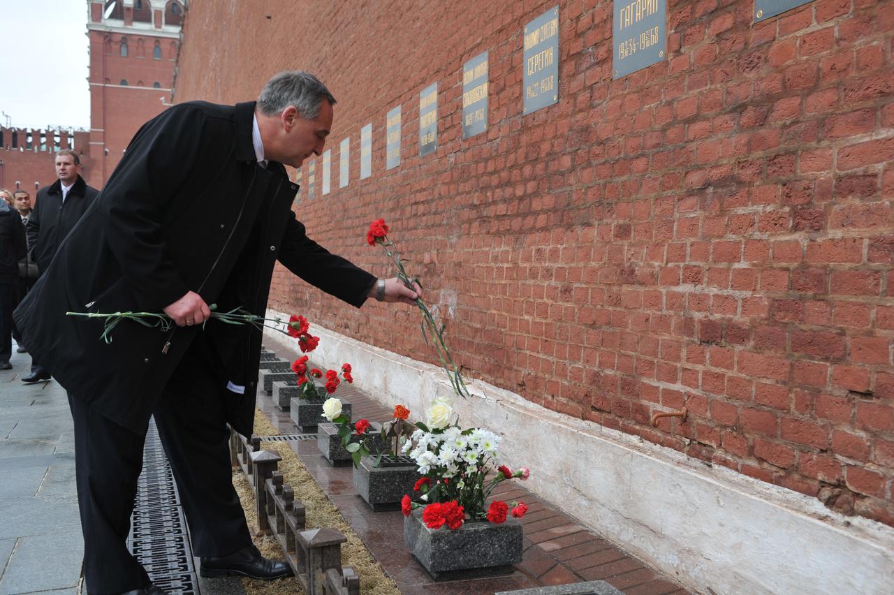 At the Kremlin Wall in Moscow, Expedition 39/40 Soyuz Commander Alexander Skvortsov of Roscosmos lays flowers in a tribute to Russian space icons who are interred there as part of ceremonial activities. Skvortsov, NASA Flight Engineer Steve Swanson, and Flight Engineer Oleg Artmeyev of Roscosmos are preparing for their launch to the International Space Station from the Baikonur Cosmodrome in Kazakhstan March 26, Kazakh time, in their Soyuz TMA-12M spacecraft for a six-month mission.  NASA/Stephanie Stoll 