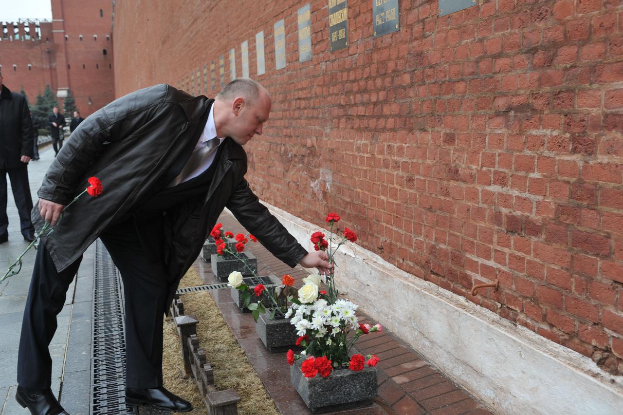 At the Kremlin Wall in Moscow, Expedition 39/40 Flight Engineer Oleg Artemyev of Roscosmos lays flowers in a tribute to Russian space icons who are interred there as part of ceremonial activities. Artmeyev, NASA Flight Engineer Steve Swanson and Soyuz Commander Alexander Skvortsov of Roscosmos are preparing for their launch to the International Space Station from the Baikonur Cosmodrome in Kazakhstan March 26, Kazakh time, in their Soyuz TMA-12M spacecraft for a six-month mission.  NASA/Stephanie Stoll 
