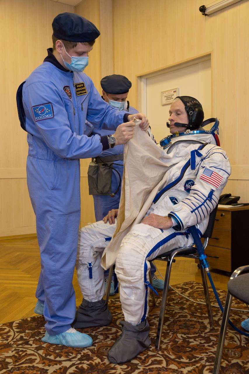 2014-03-14-12-25-11-2[1] In the Integration Facility at the Baikonur Cosmodrome in Kazakhstan, Expedition 39/40 Flight Engineer Steve Swanson of NASA suits up March 14 for a “fit check” dress rehearsal exercise that is part of the crew’s final training. Swanson, Soyuz Commander Alexander Skvortsov of the Russian Federal Space Agency (Roscosmos) and Flight Engineer Oleg Artemyev of Roscosmos are scheduled to launch to the International Space Station March 26 (Kazakh time) for the start of a six-month mission.  NASA/Victor Zelentsov 